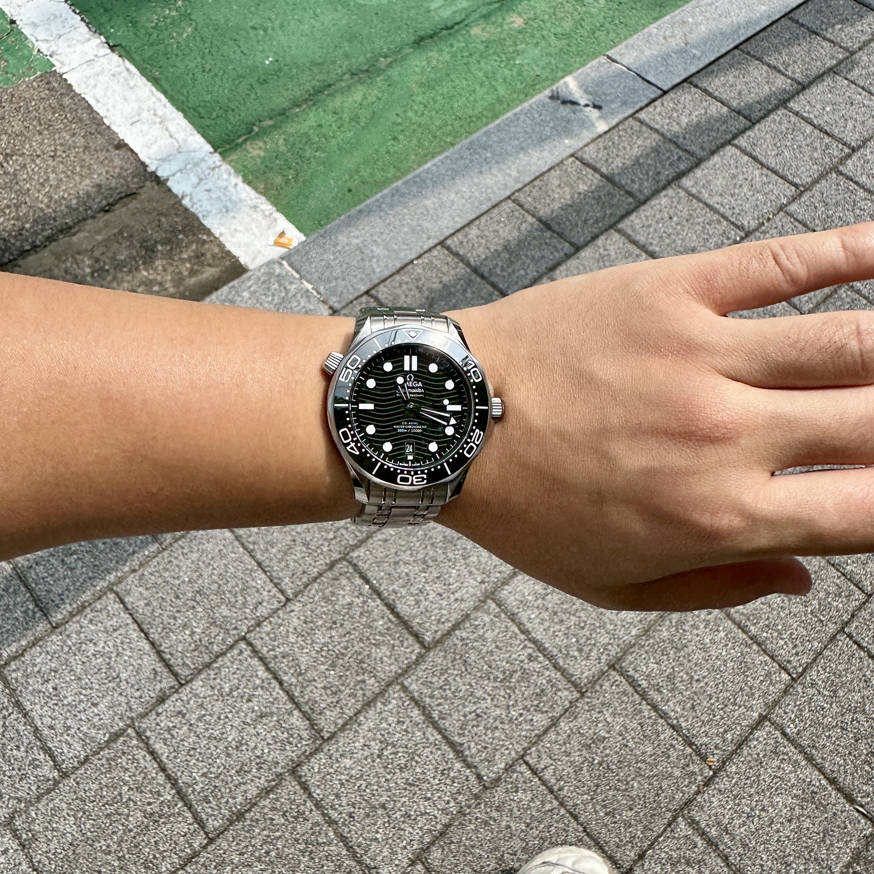 Omega Seamaster Diver 300M Co Axial Master Chronometer Steel Green 착용 스타일