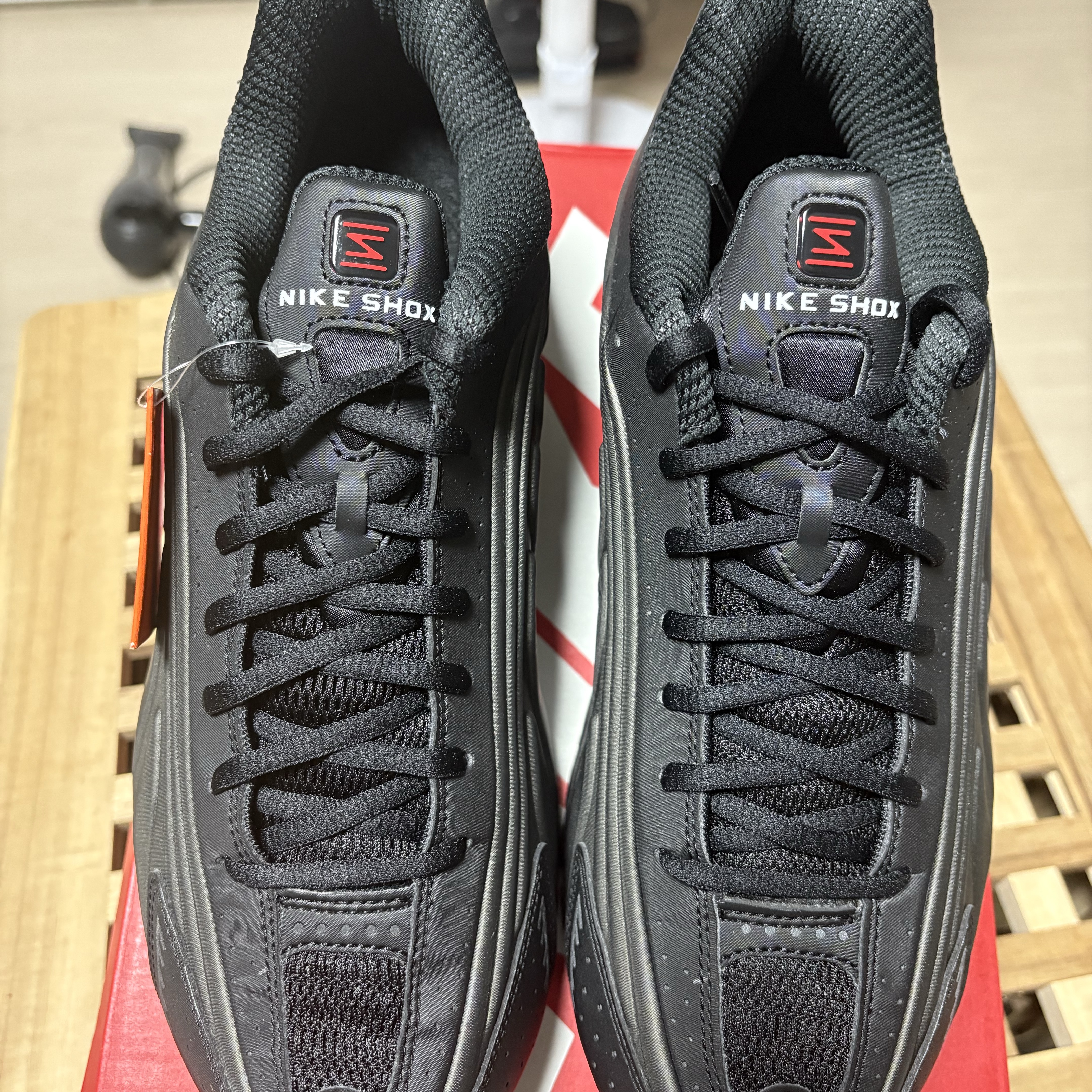 Nike Shox R4 Black Bright Crimson 착용 스타일 - 3