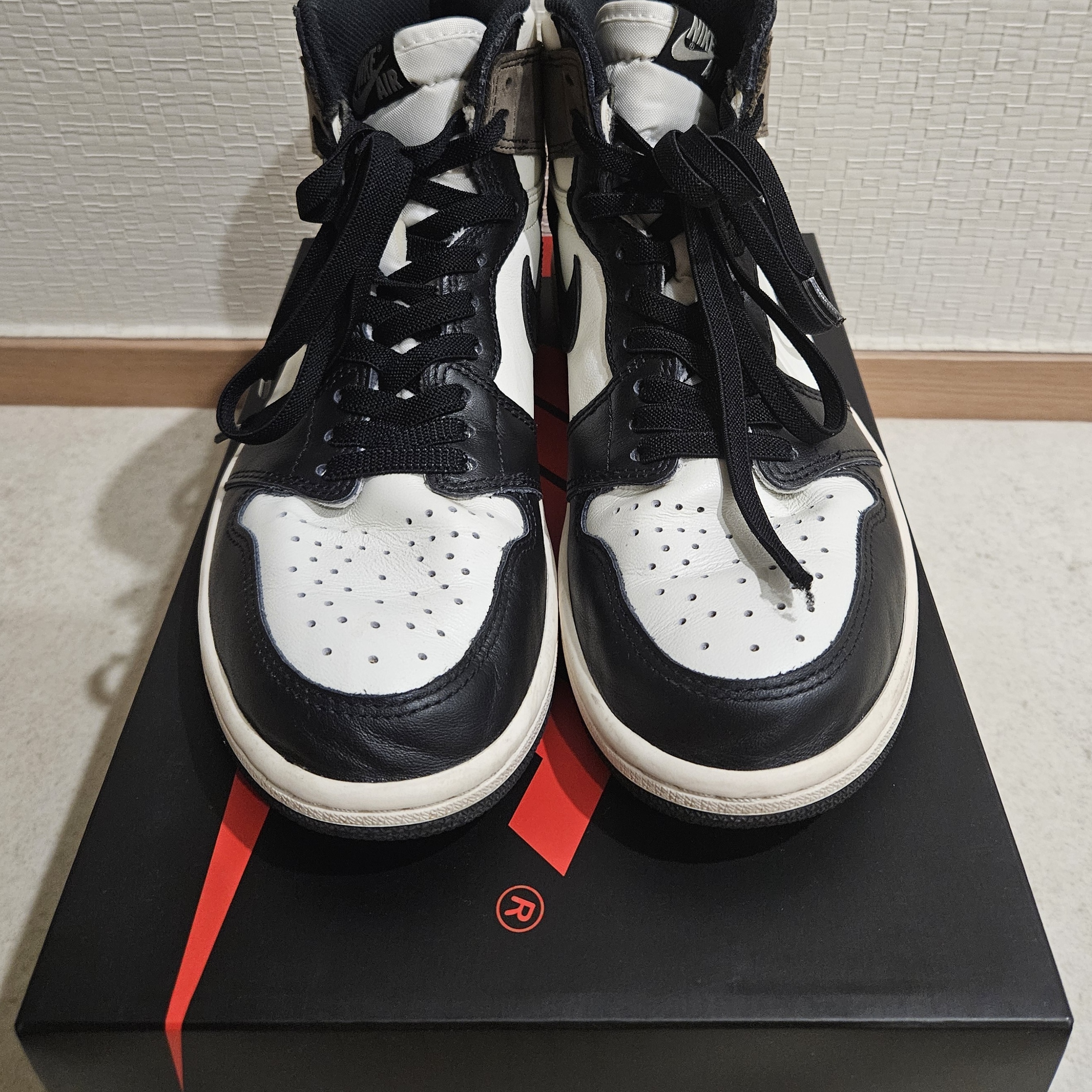 Jordan 1 Retro High OG Black Mocha 착용 스타일 - 1