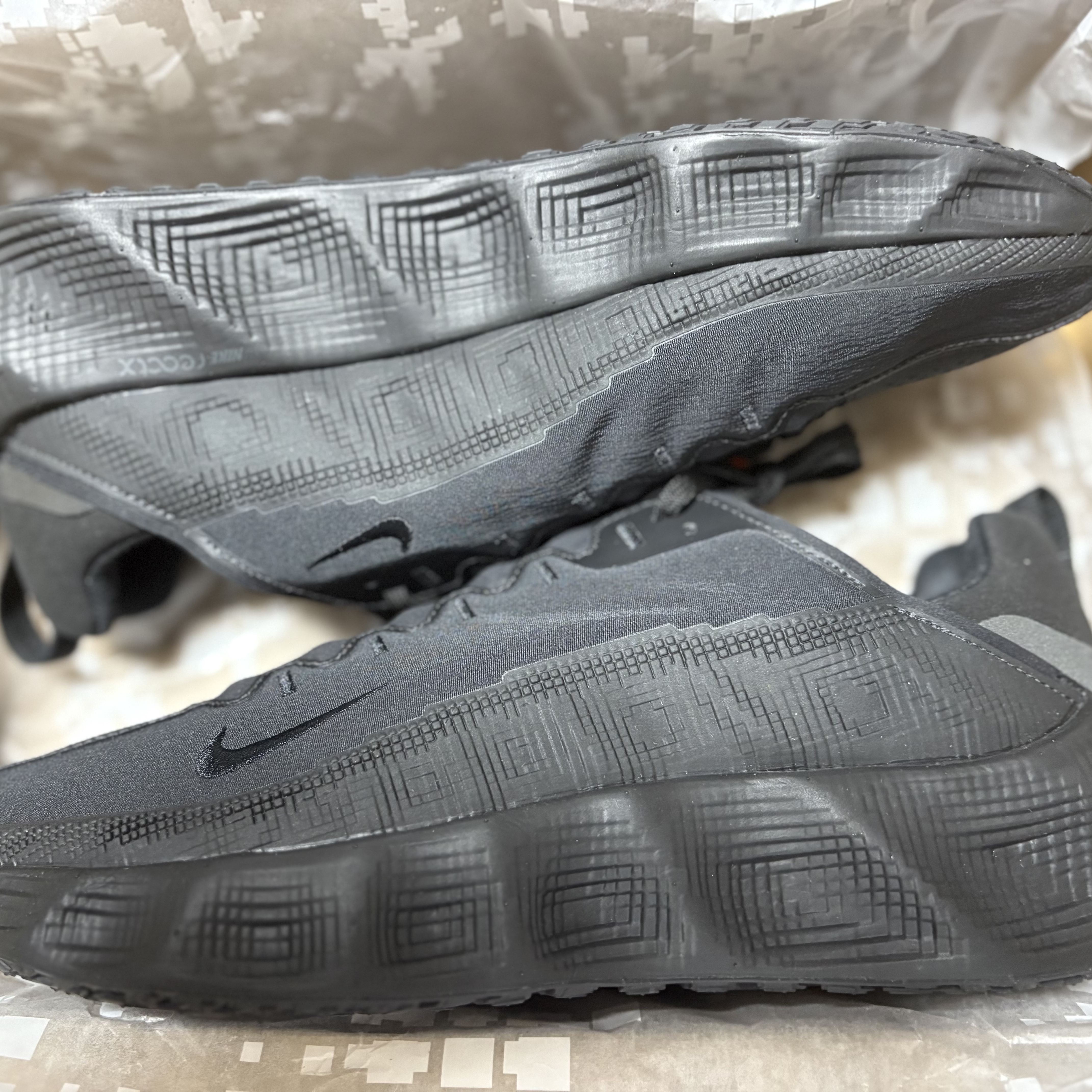 Nike Ava Rover Black Anthracite 착용 스타일 - 2
