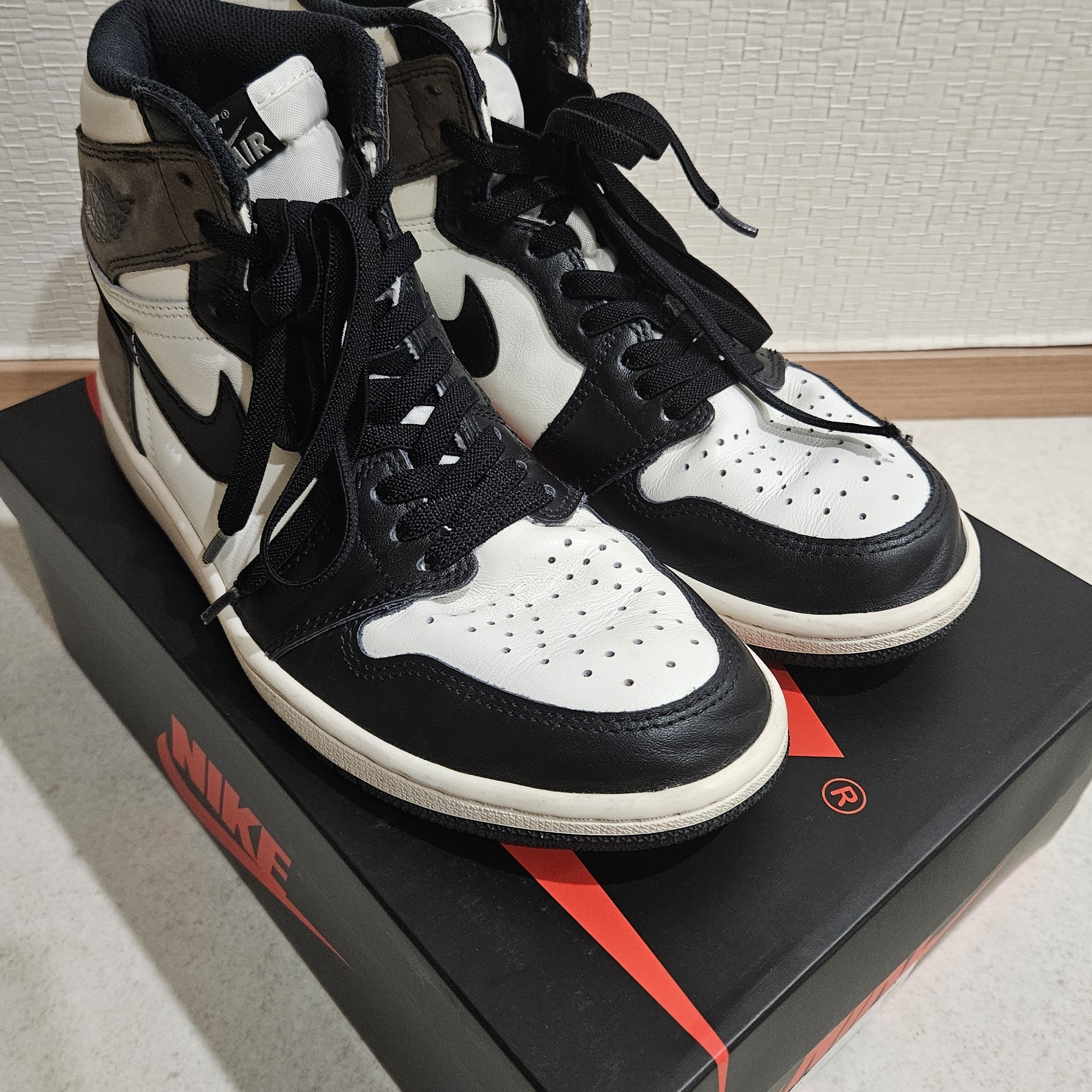 Jordan 1 Retro High OG Black Mocha 착용 스타일 - 3