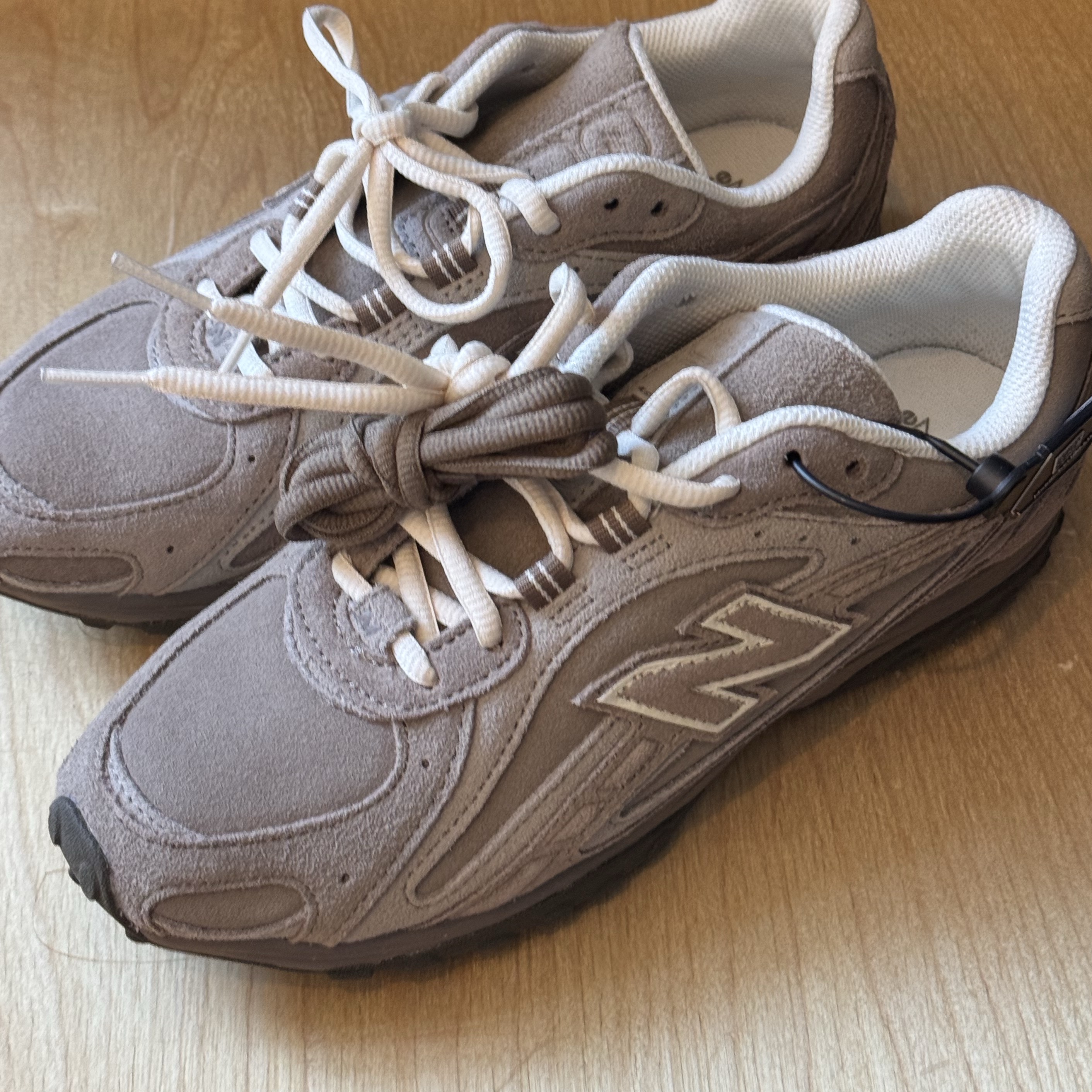 New Balance 204L Suede Mushroom Arid Stone 착용 스타일