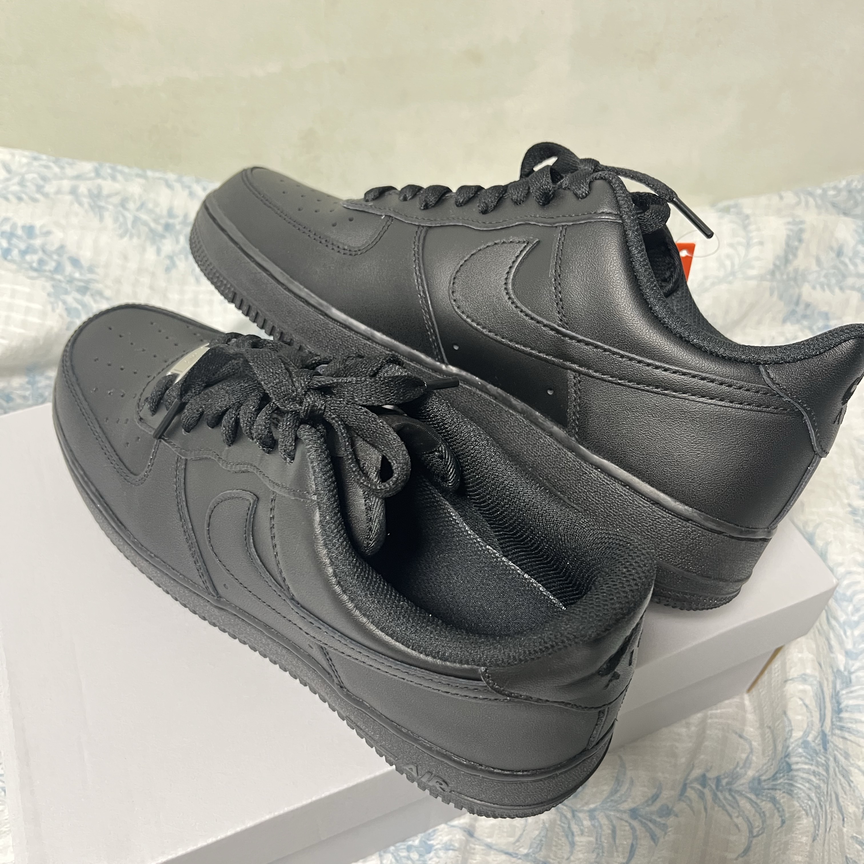 Nike Air Force 1 '07 Low Triple Black 착용 스타일 - 2