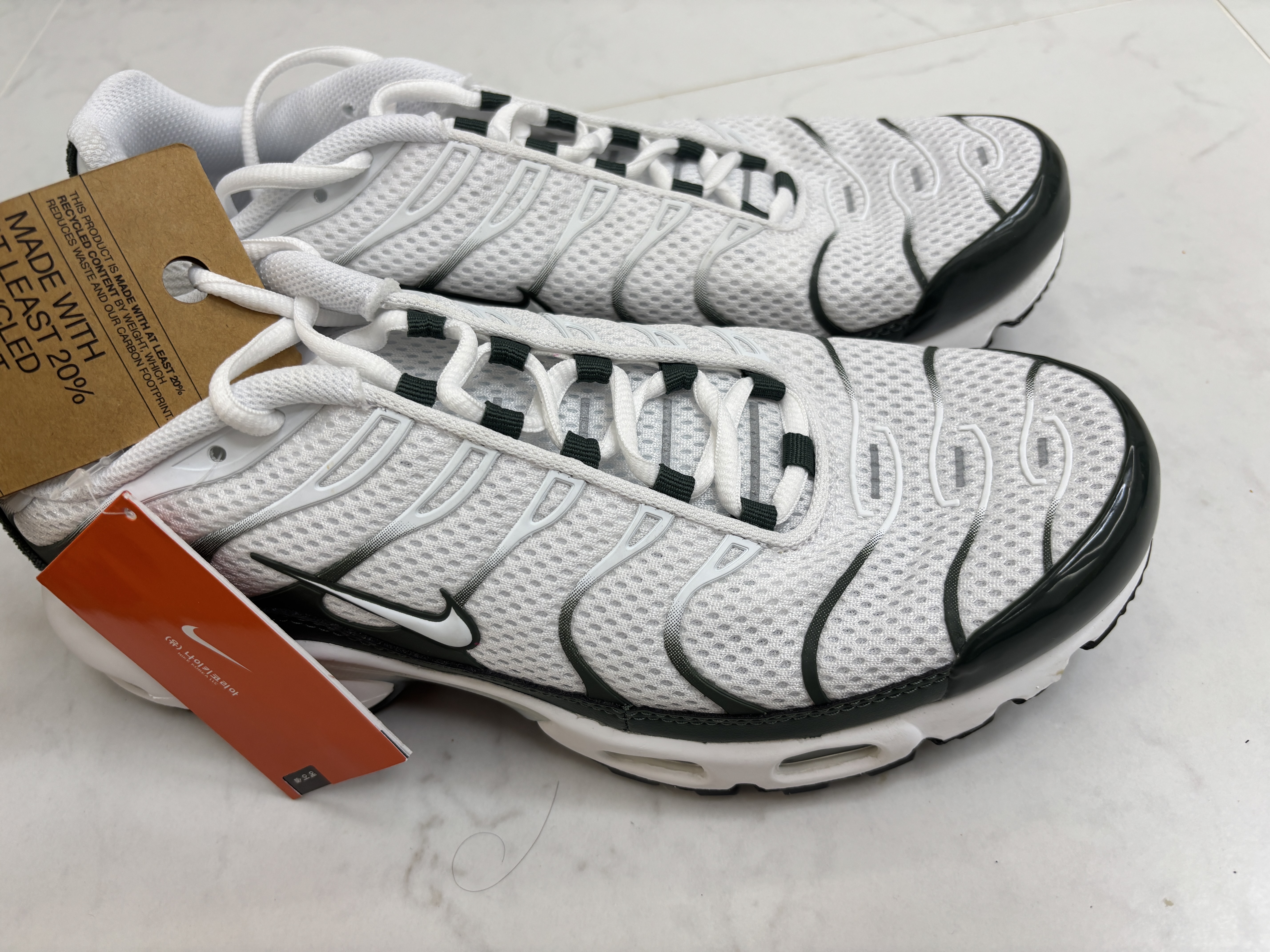 Nike Air Max Plus Premium White Vintage Green 착용 스타일 - 3