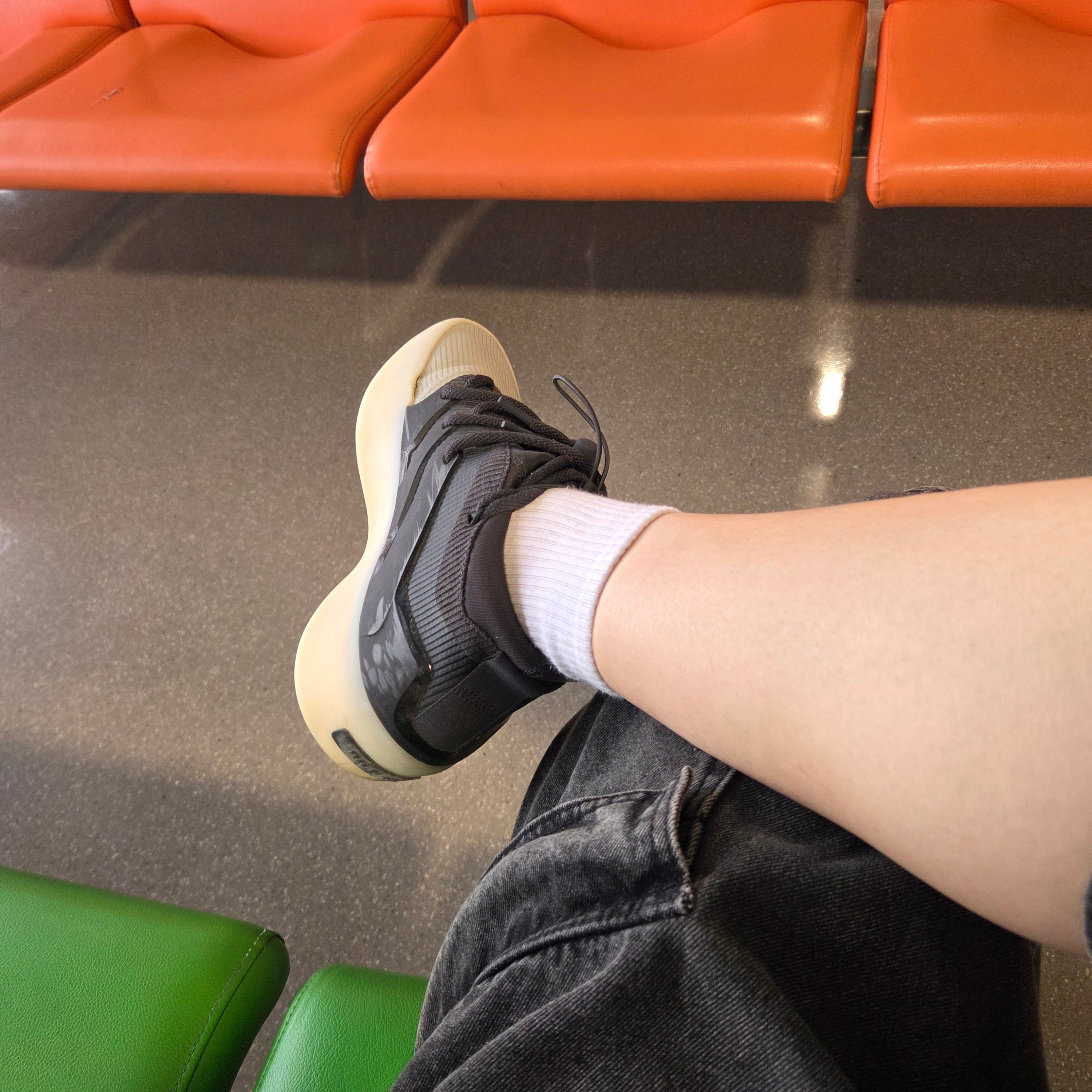 Adidas x Fear of God Athletics I Basketball Carbon Sesame 착용 스타일