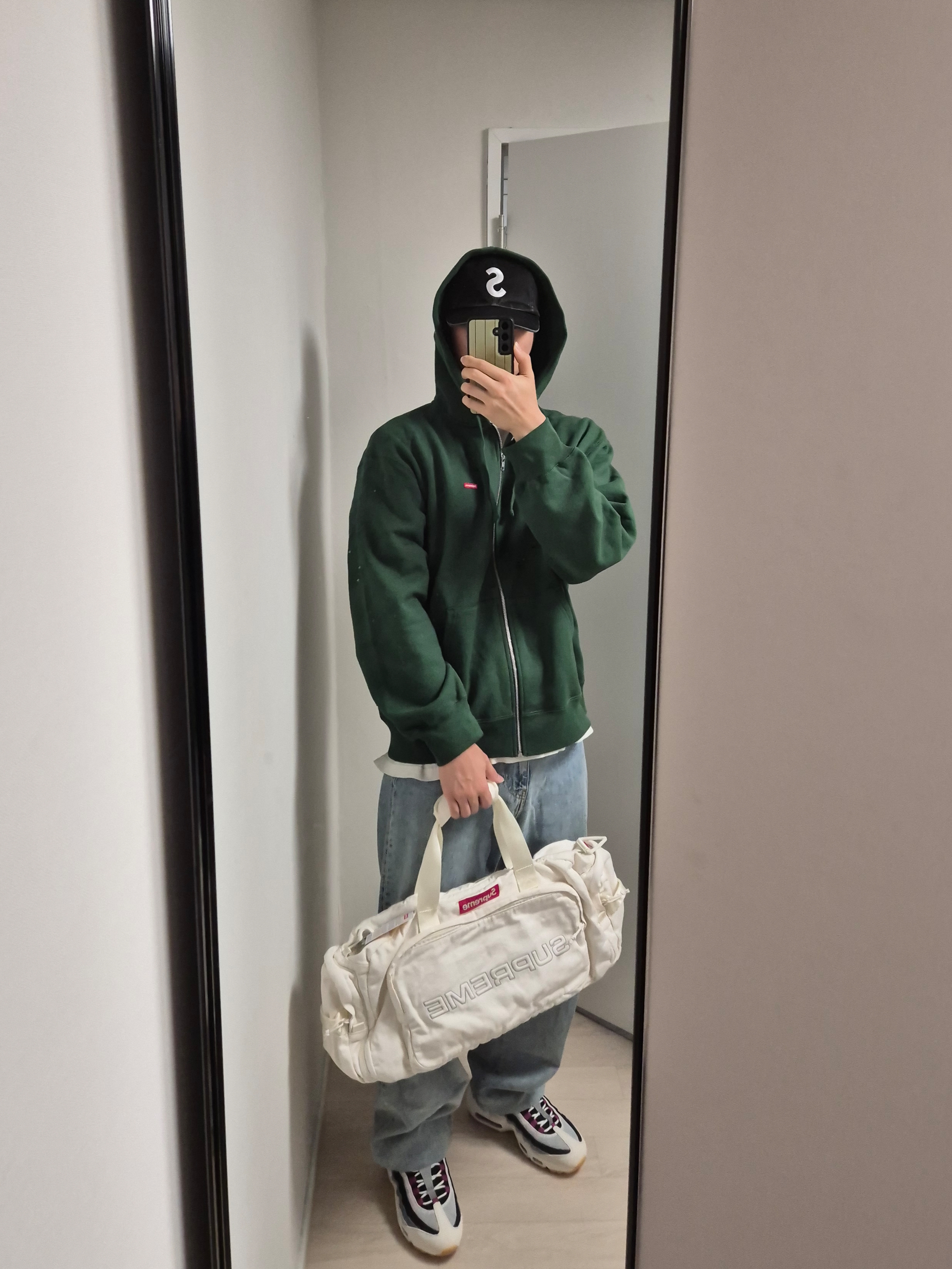 Supreme Small Box Zip Up Hooded Sweatshirt Pine - 25SS, Nike SB Air Max 95 Summit White and Cactus Flower 착용 스타일 - 1