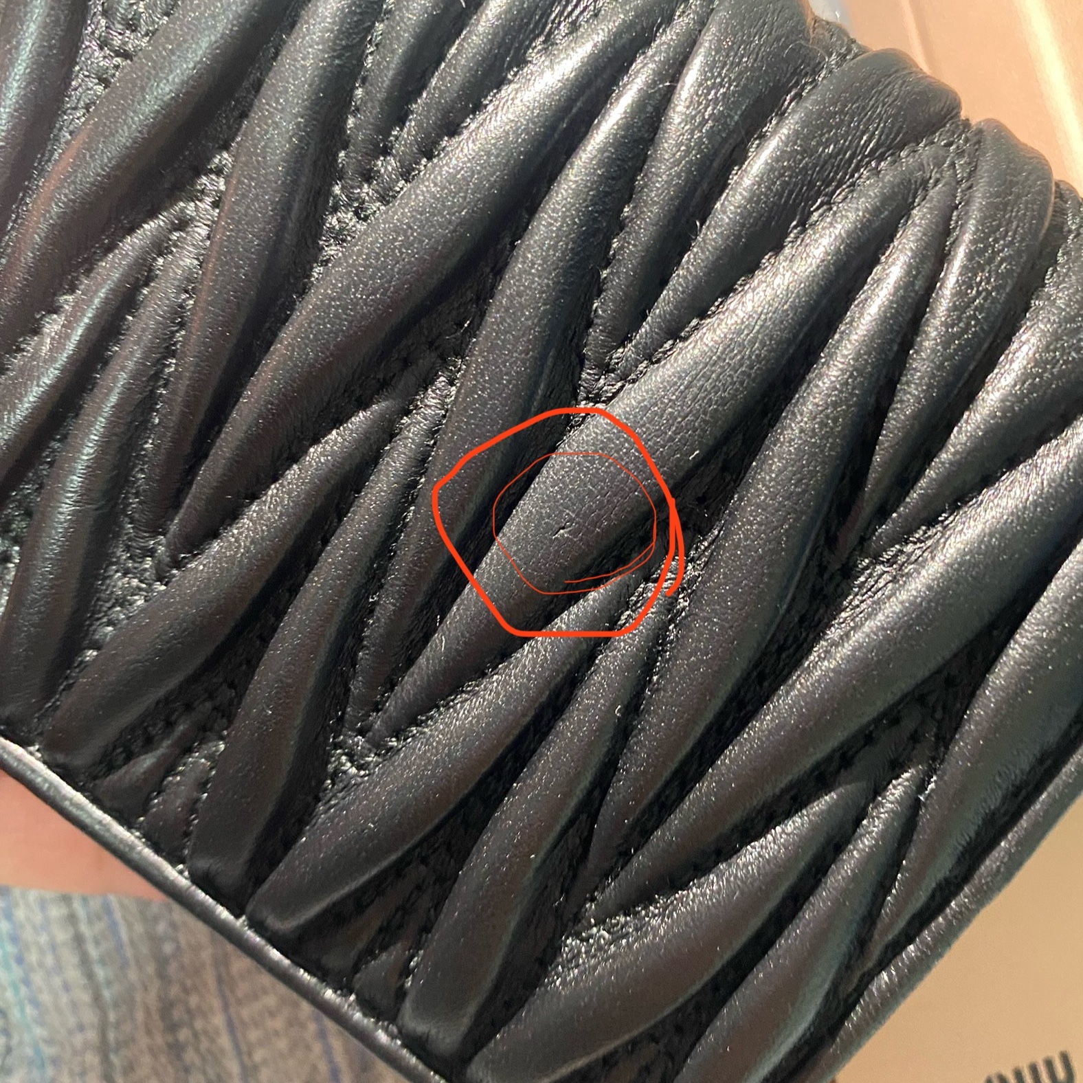 Miu Miu Matelasse Nappa Leather Wallet Black 착용 스타일 - 1