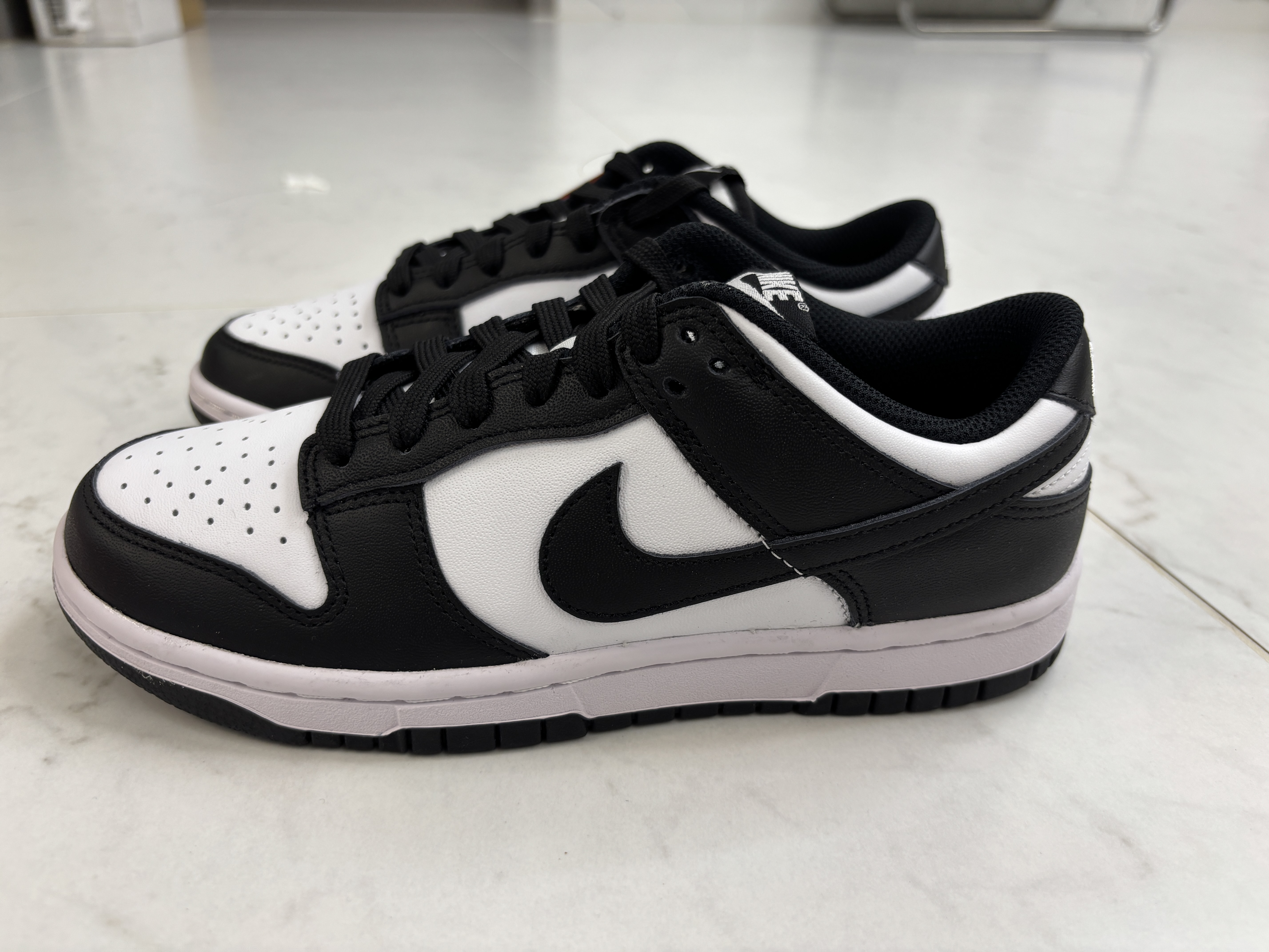 (W) Nike Dunk Low Black 착용 스타일 - 1