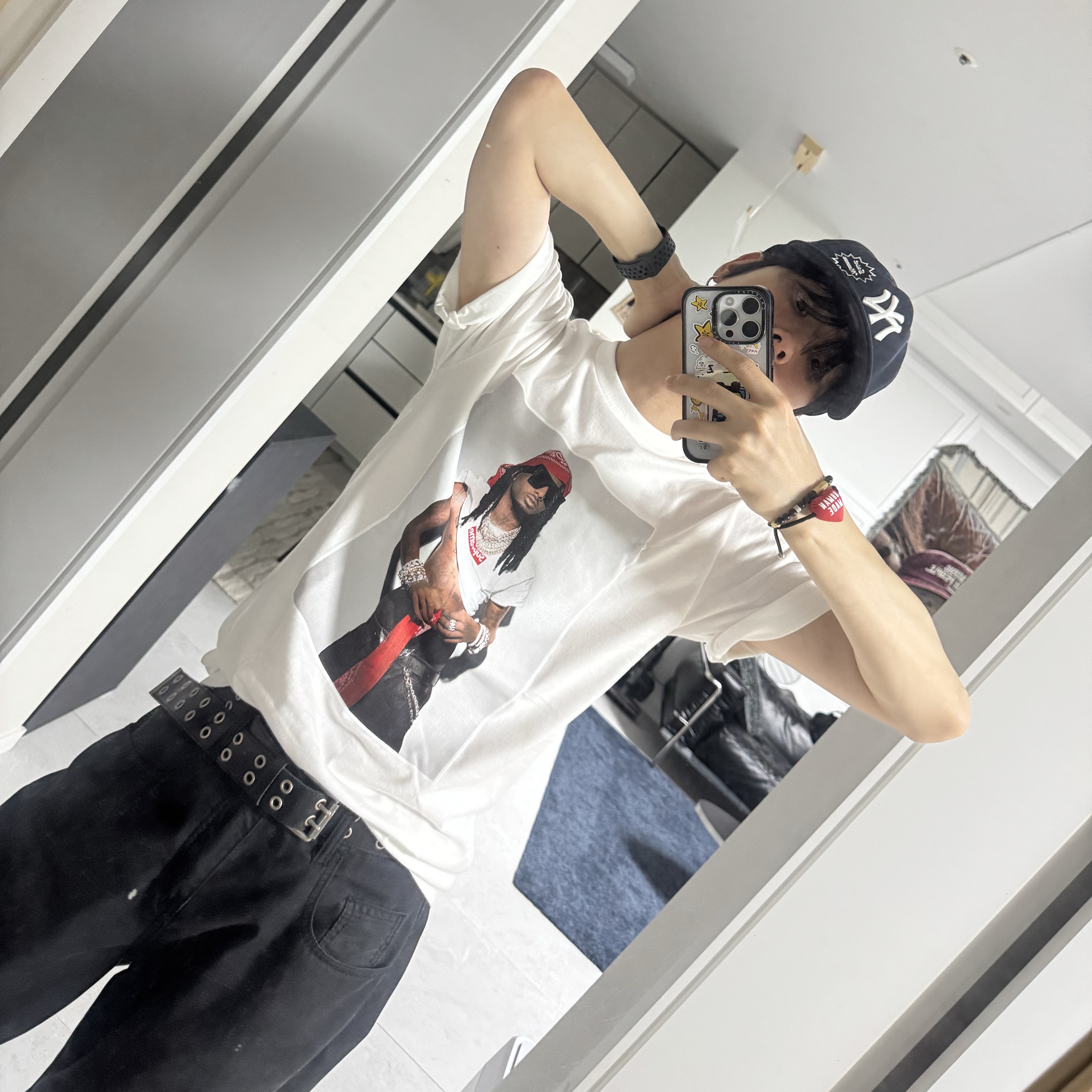 Supreme Playboi Carti T-Shirt White - 25FW, New Era MLB x Saint Mxxxxxx Yankees Cap Navy - 25SS 착용 스타일 - 2