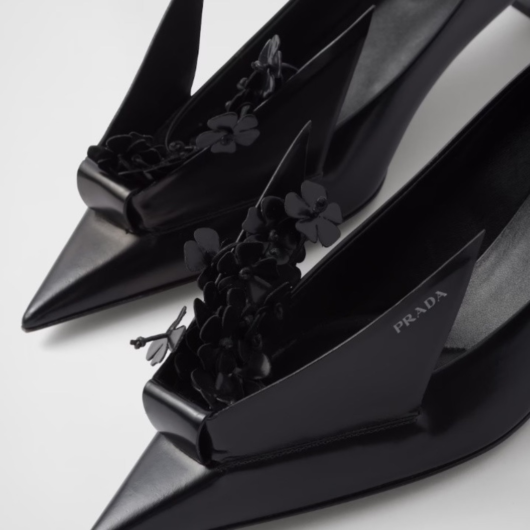 (W) Prada Brushed Leather Pumps Floral Appliques Black 착용 스타일 - 3