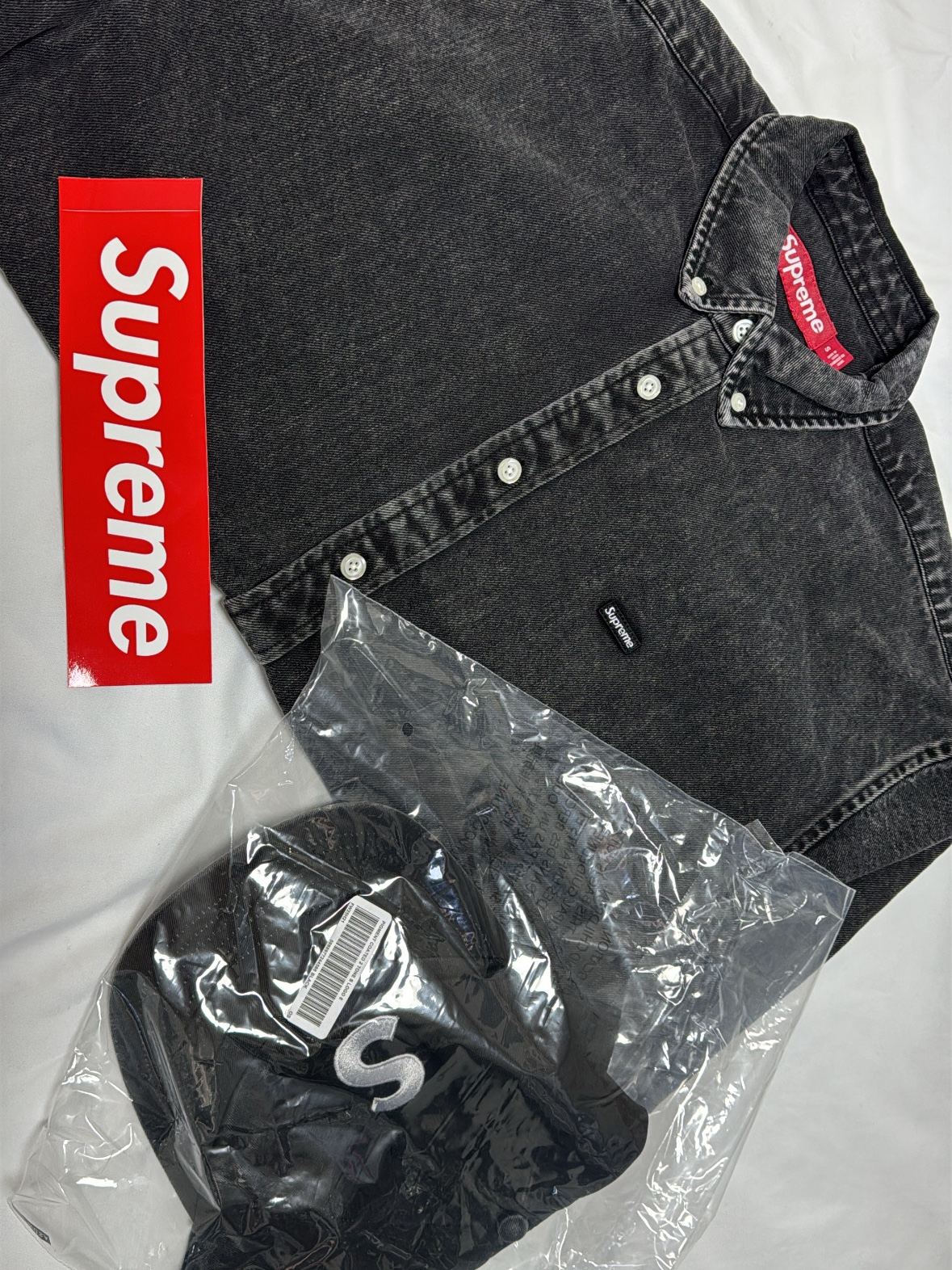 Supreme Small Box Denim Shirt Black - 25FW, Supreme Pigment Coated 2-Tone S Logo 6-Panel Black - 25FW 착용 스타일