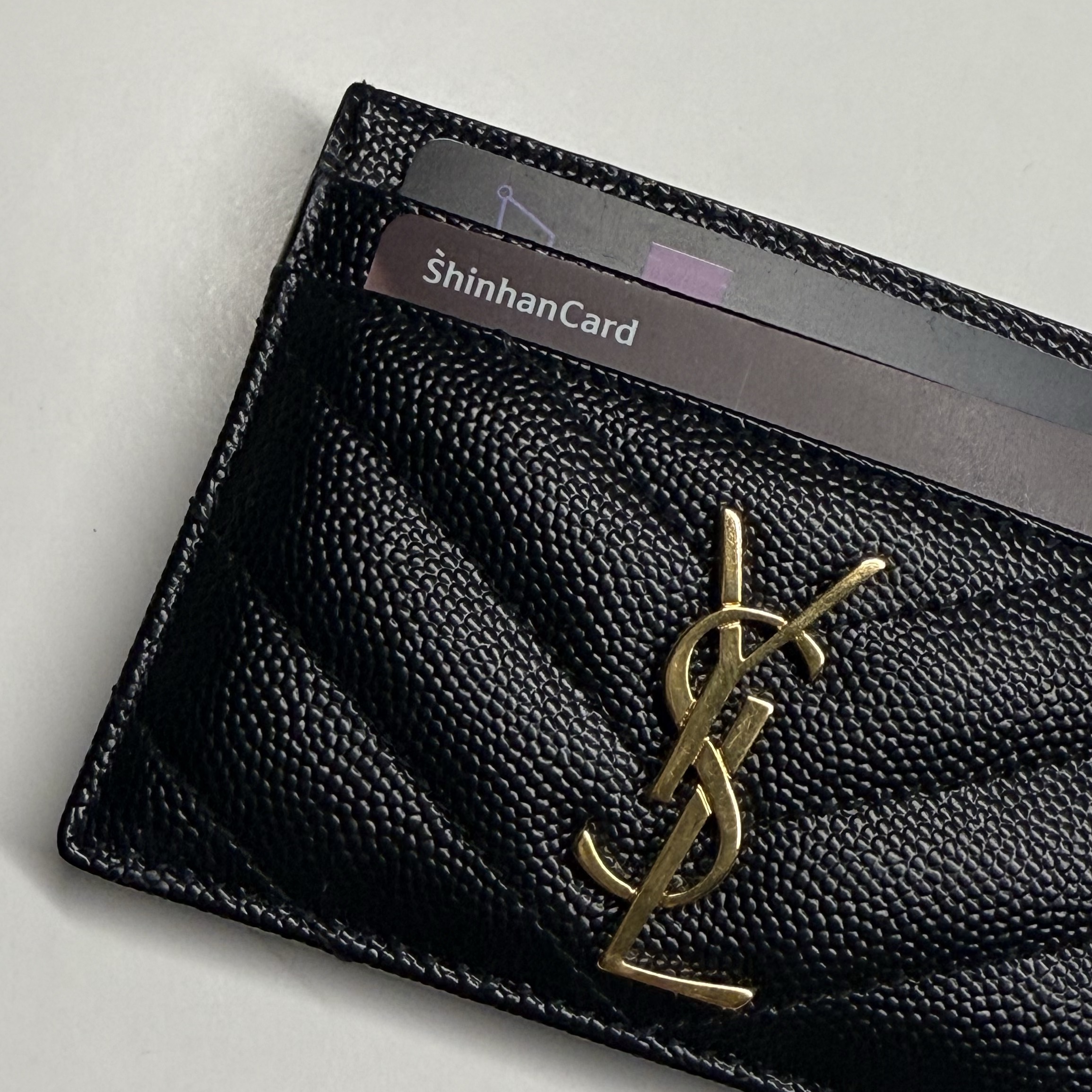 Saint Laurent Cassandre Matelasse Card Case in Grain De Poudre Embossed Leather Black 착용 스타일 - 1