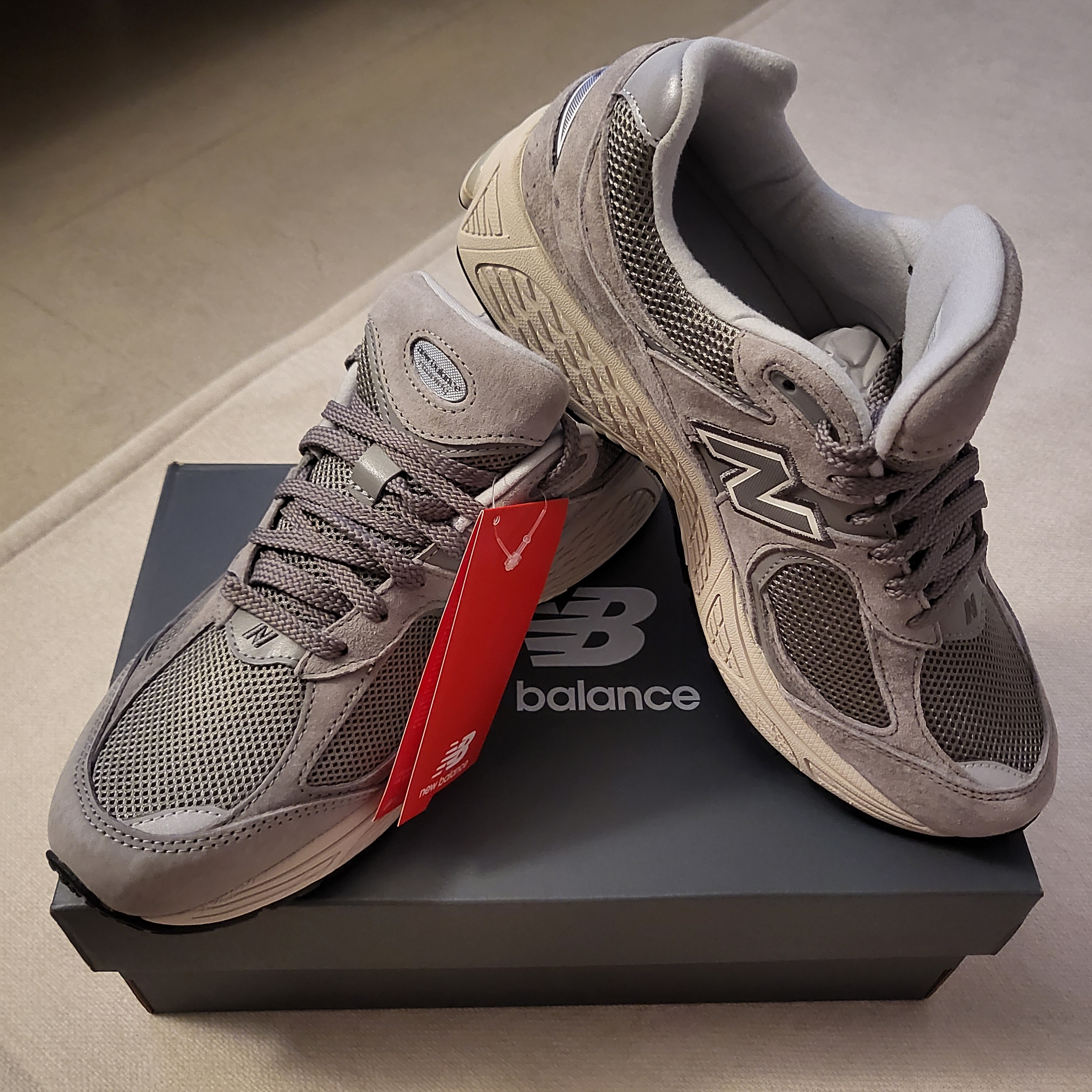 New Balance 2002R Grey 착용 스타일 - 2