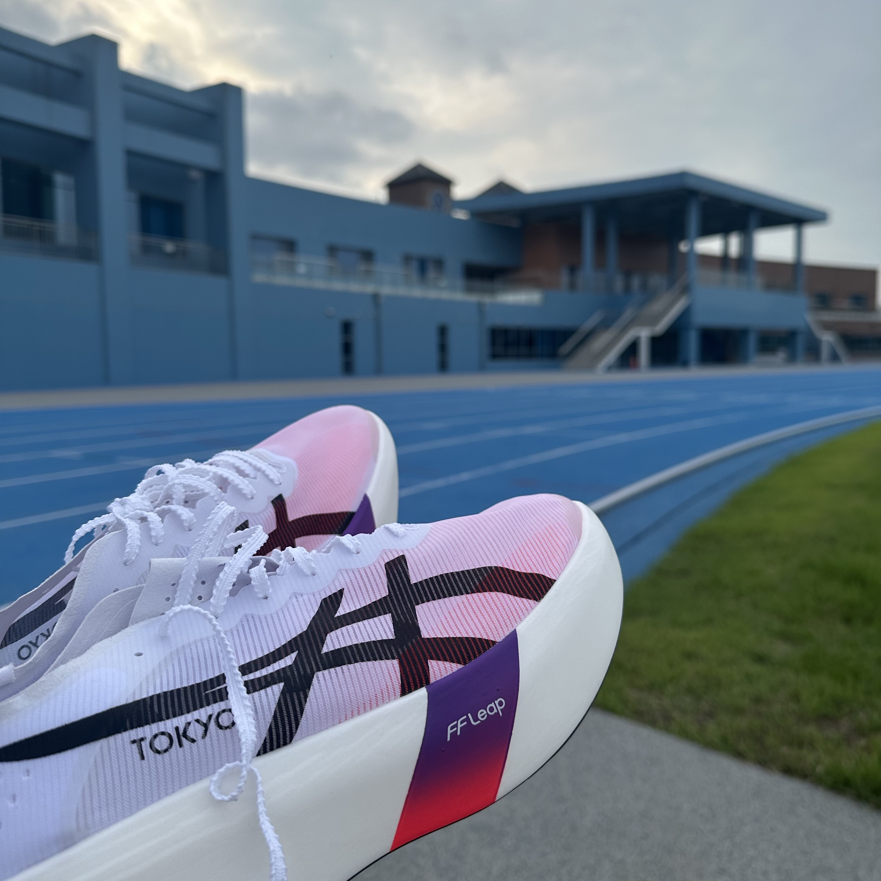 Asics Metaspeed Ray Tokyo White Flash Red 착용 스타일
