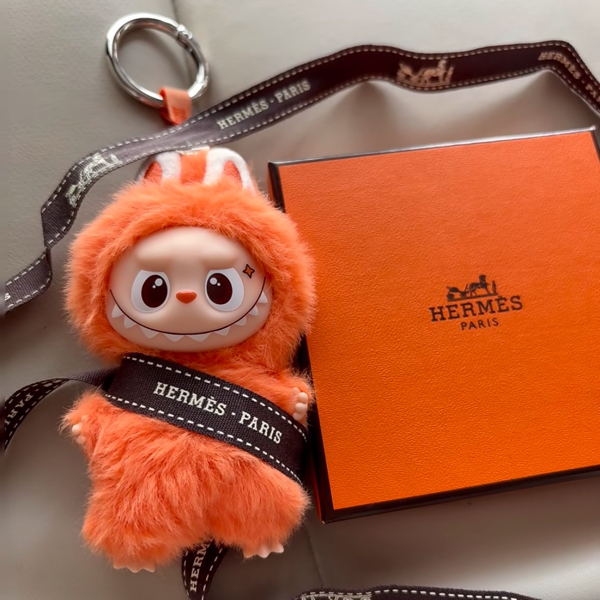 Pop Mart Labubu The Monsters Pin For Love Series Vinyl Plush Pendant (N-Z) Z (Opened Case) 착용 스타일