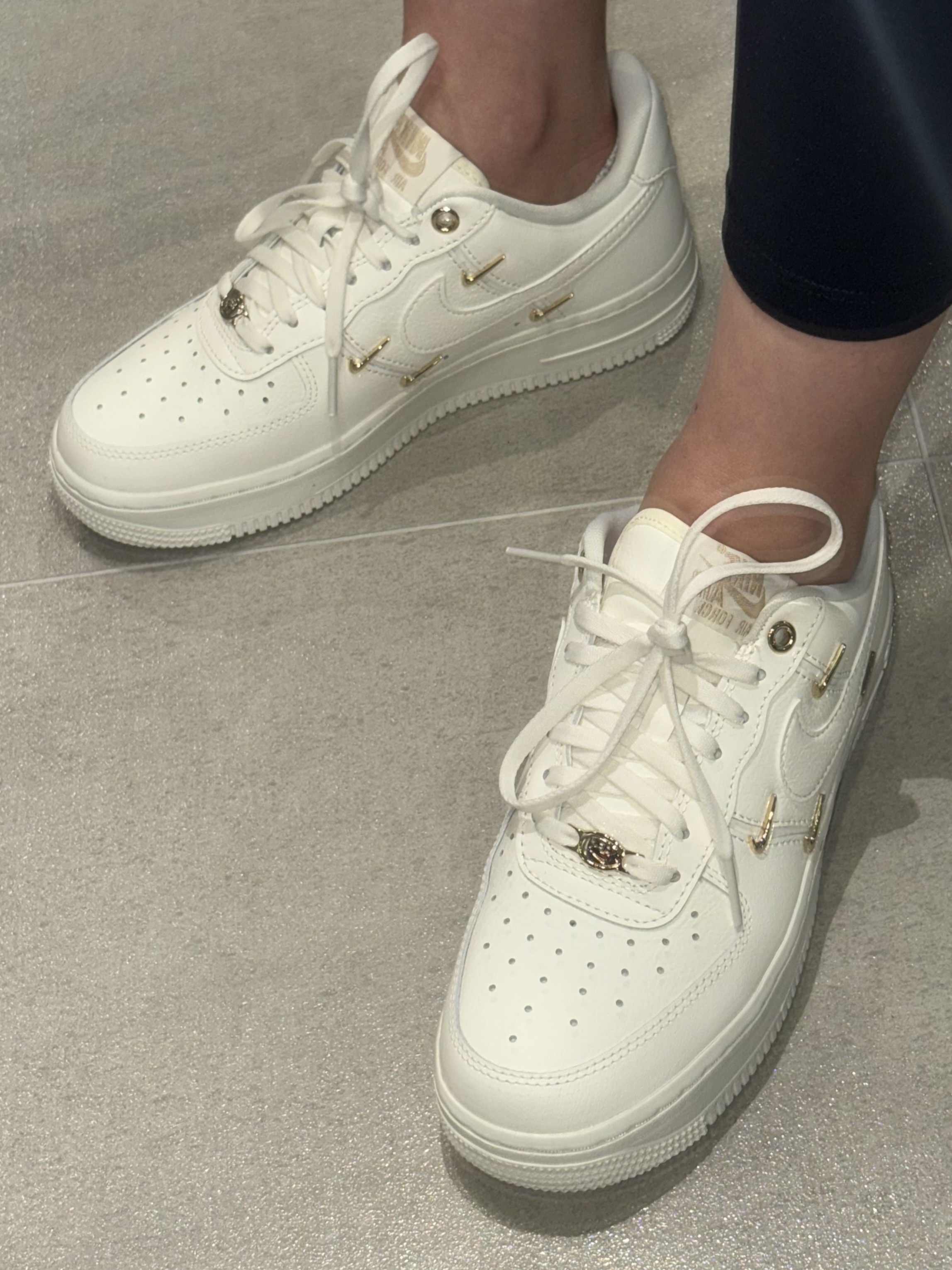 (W) Nike Air Force 1 Low '07 LX Sail Metallic Gold 착용 스타일 - 3
