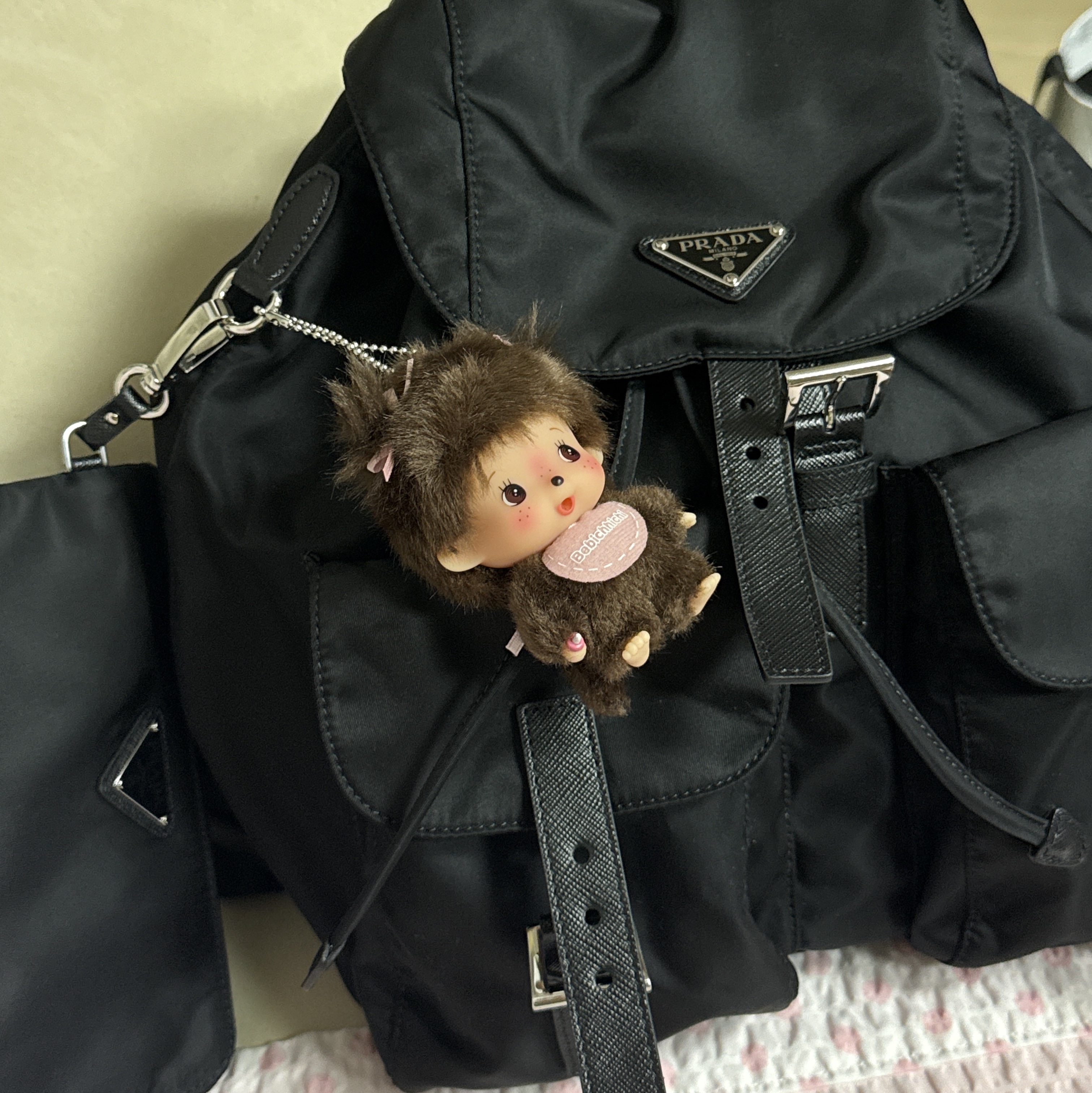 Prada Re-Nylon Medium Backpack Black 착용 스타일