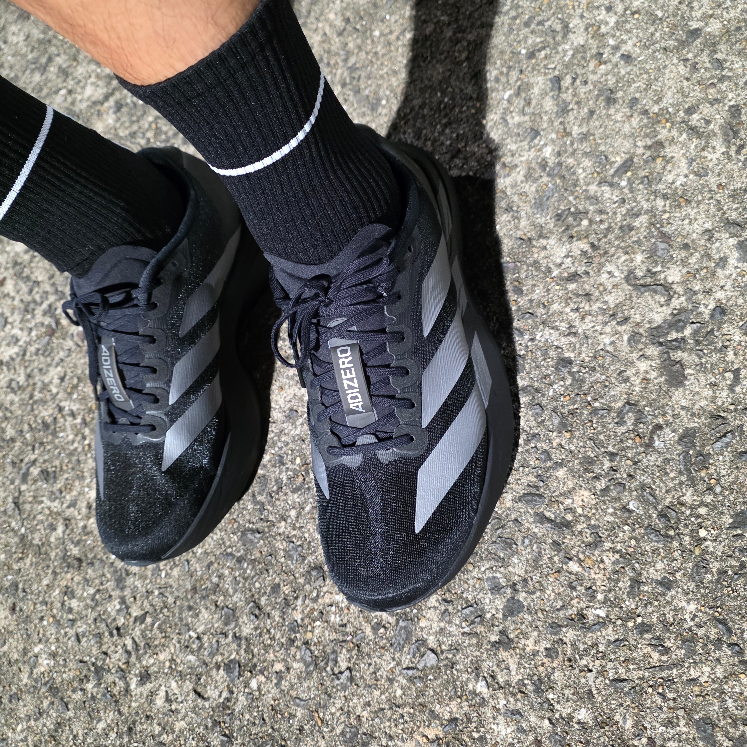 Adidas Adizero EVO SL Core Black Iron Metallic 착용 스타일 - 4
