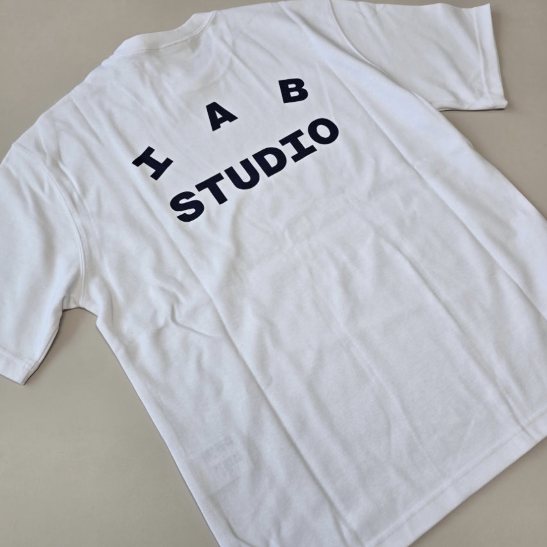IAB Studio T-Shirt White Navy 착용 스타일