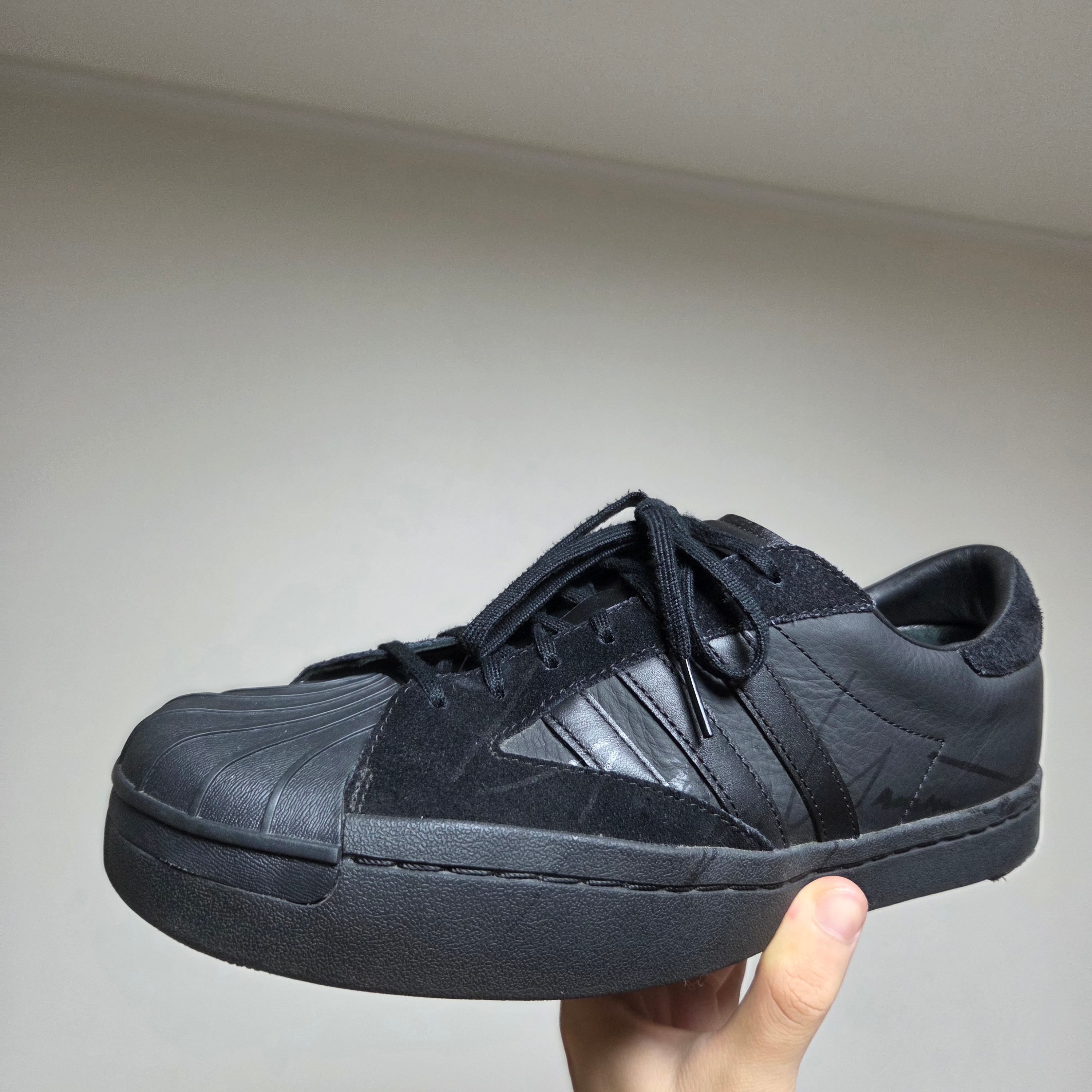Y-3 Yohji Star Triple Black 착용 스타일