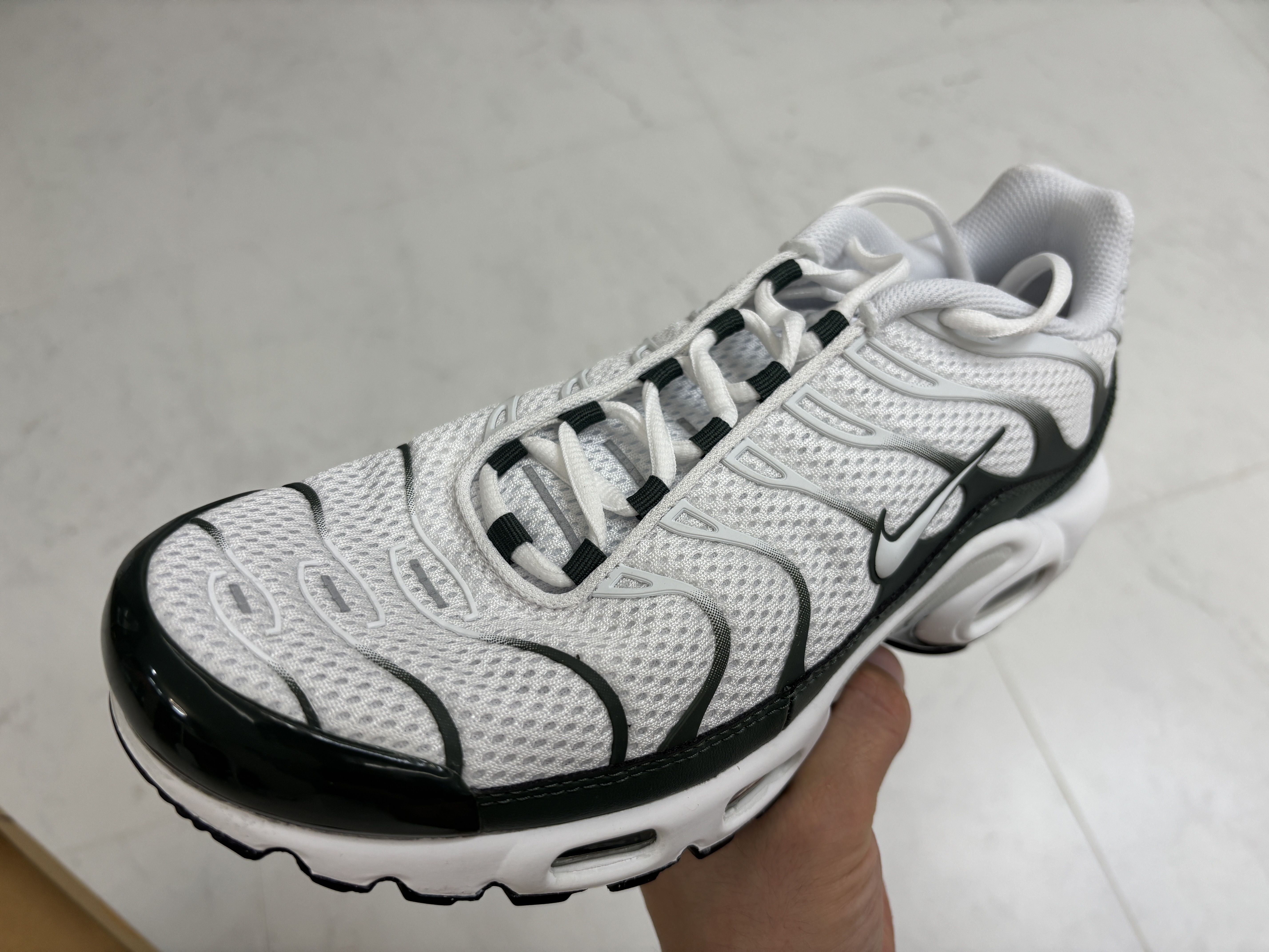Nike Air Max Plus Premium White Vintage Green 착용 스타일 - 5
