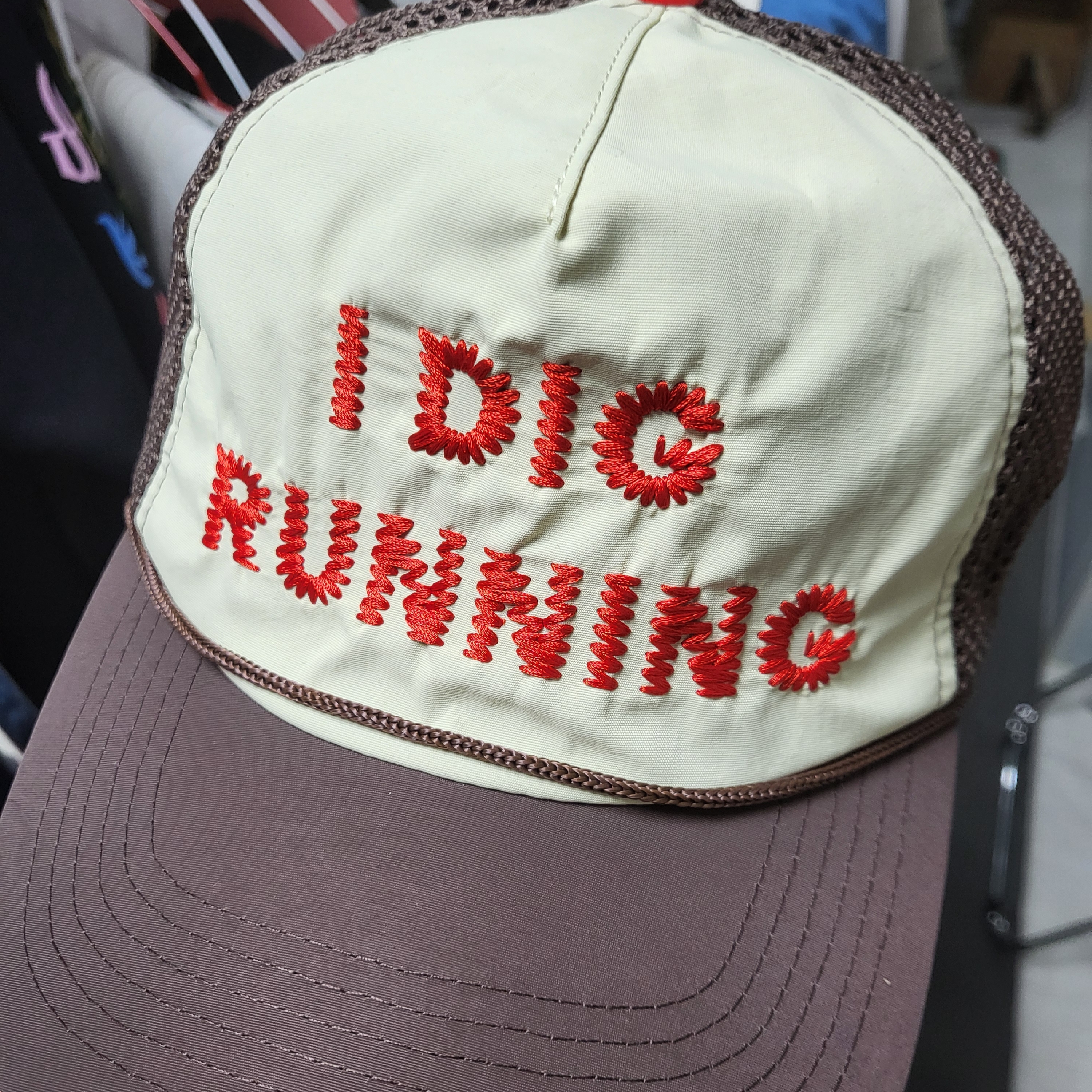 Alex Zono I Dig Running Trucker Hat OG Brown 착용 스타일 - 3