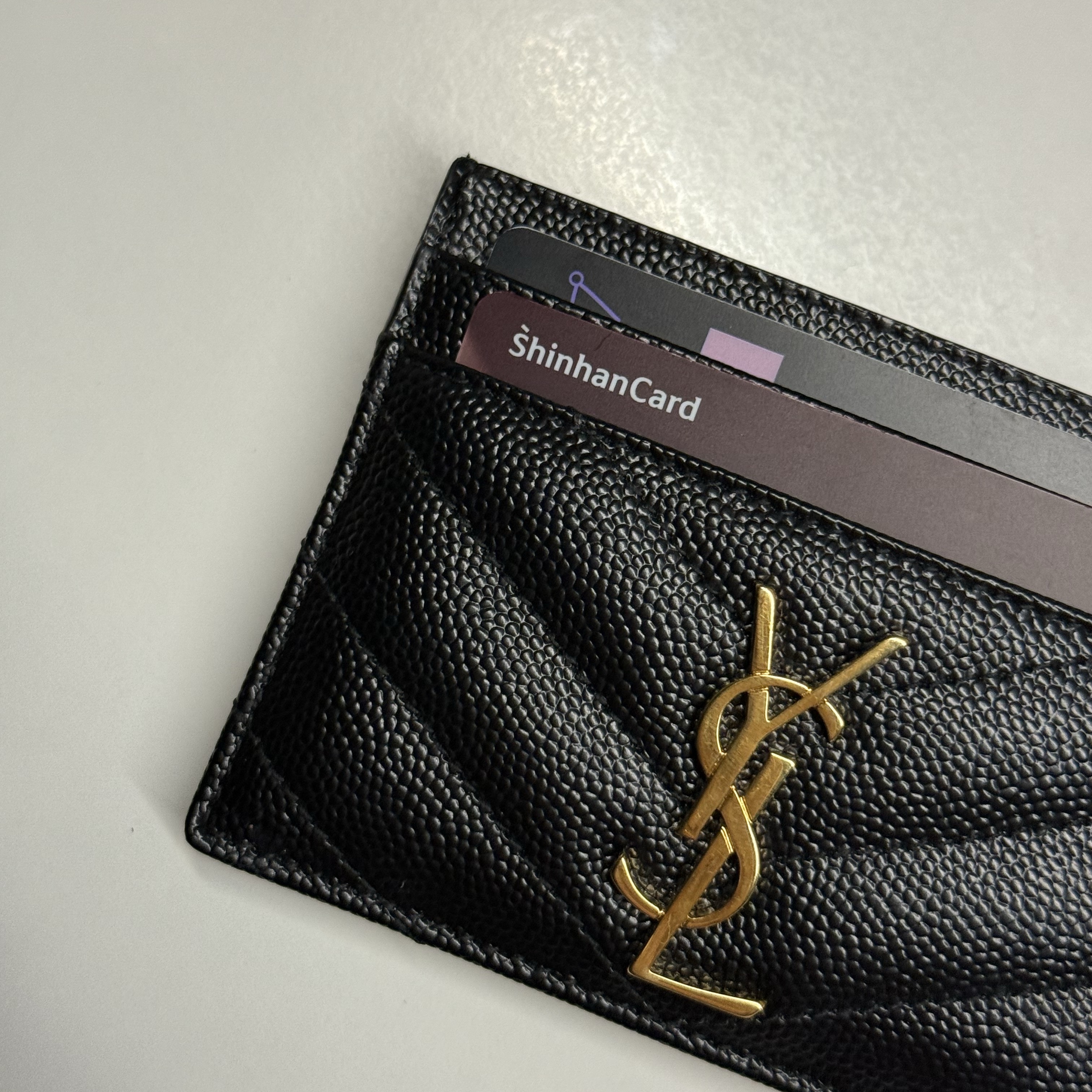 Saint Laurent Cassandre Matelasse Card Case in Grain De Poudre Embossed Leather Black 착용 스타일 - 2