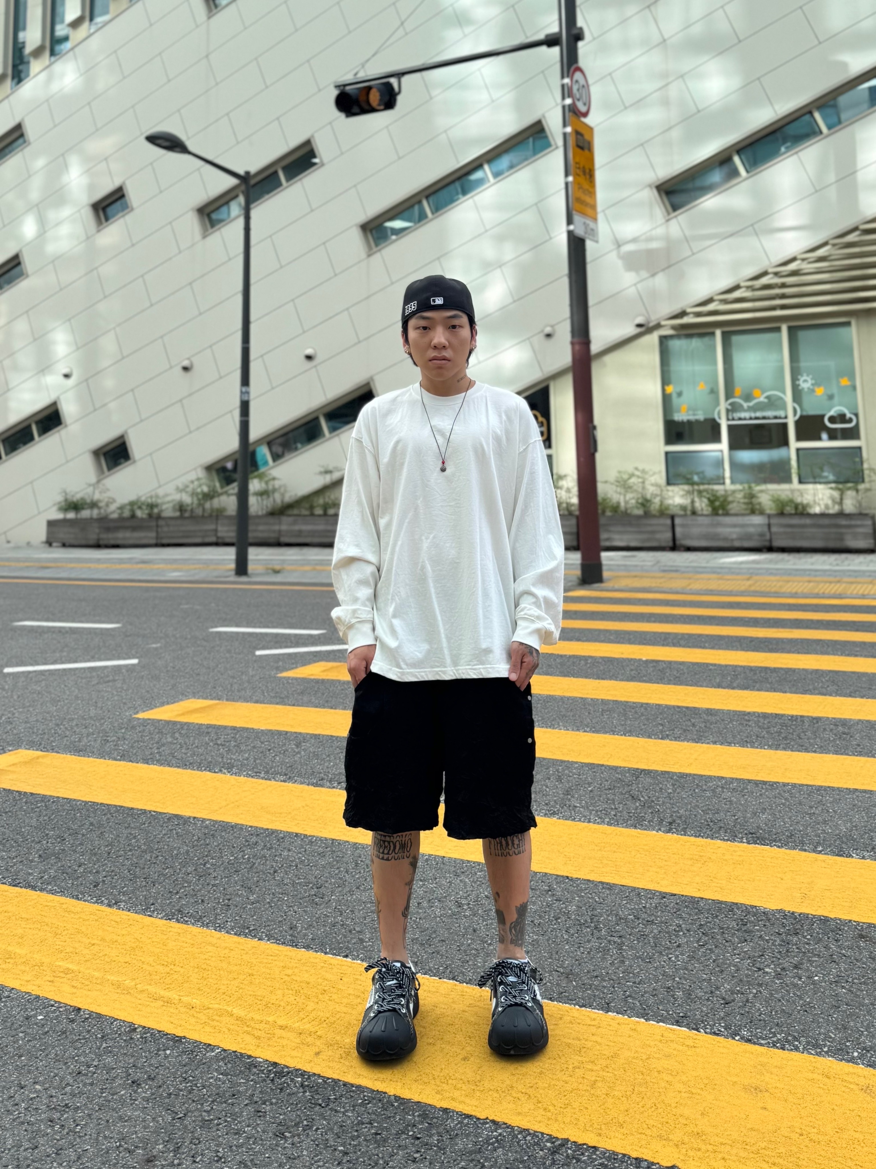 Wapworks Crease Baggy Shorts, New Era 59Fifty MLB Authentic New York Yankees Game Navy 착용 스타일 - 4