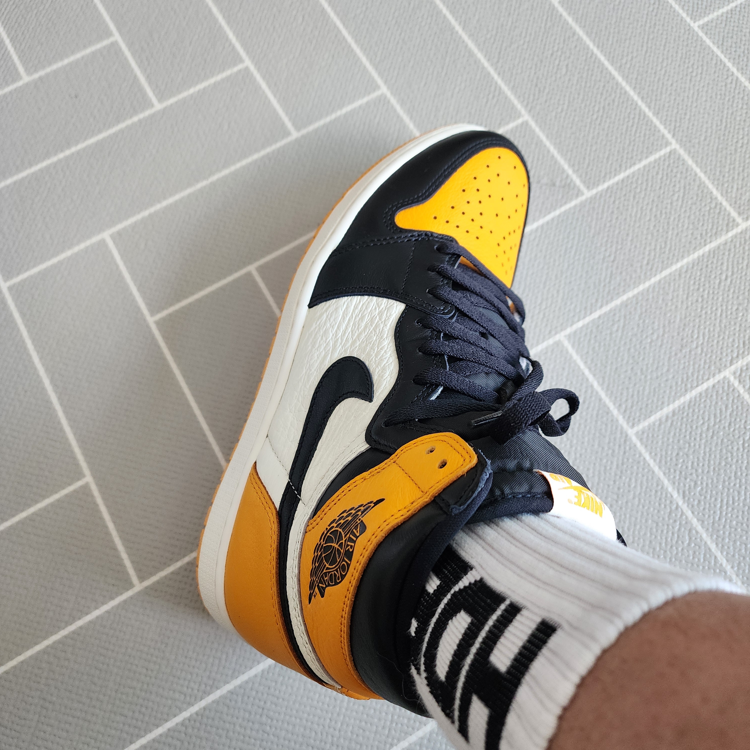 Jordan 1 Retro High OG Taxi 착용 스타일 - 1
