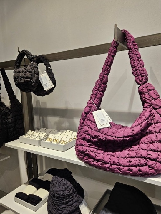 COS Quilted Oversized Shoulder Bag Burgundy 착용 스타일 - 1