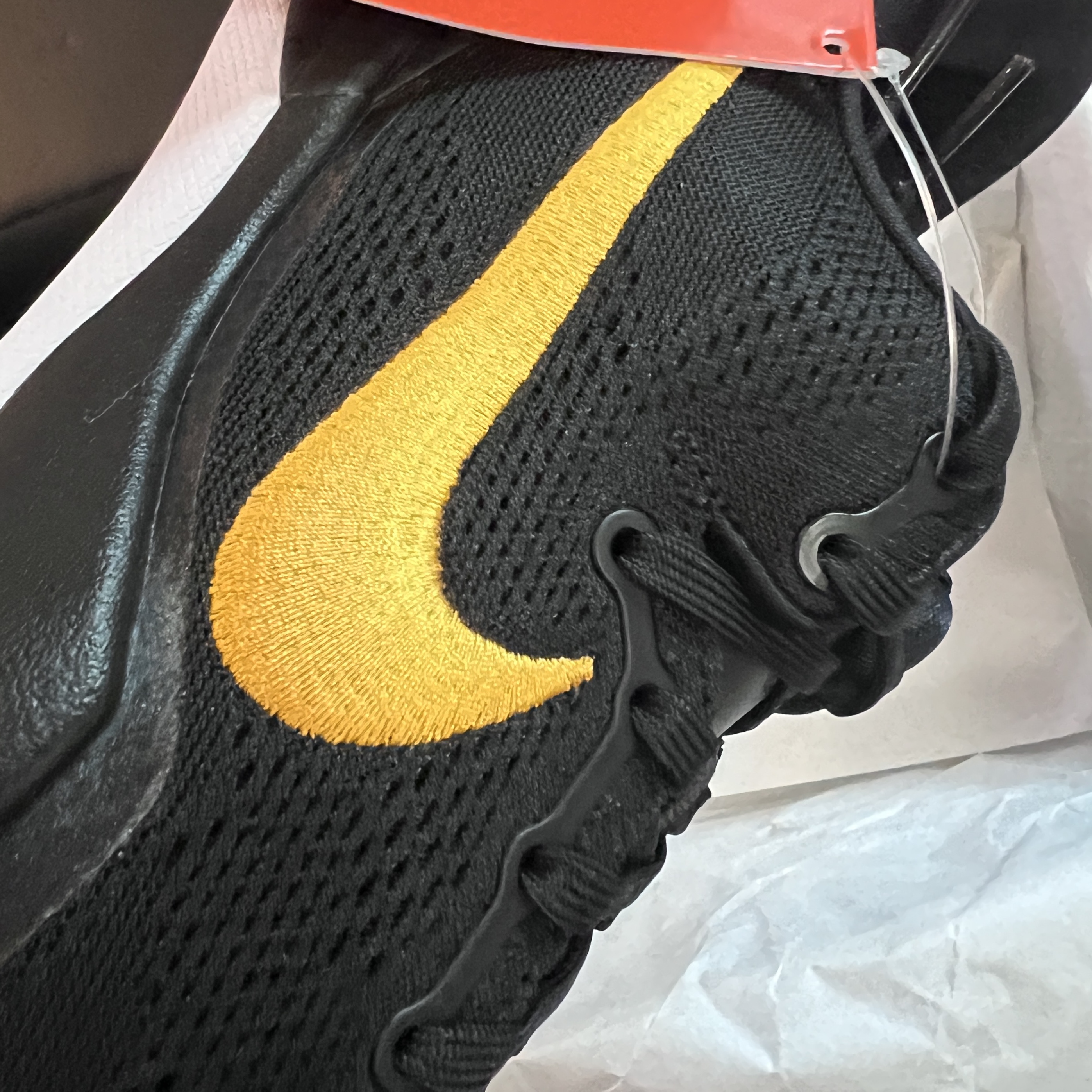 Nike Kobe 8 Protro Black and University Gold 착용 스타일