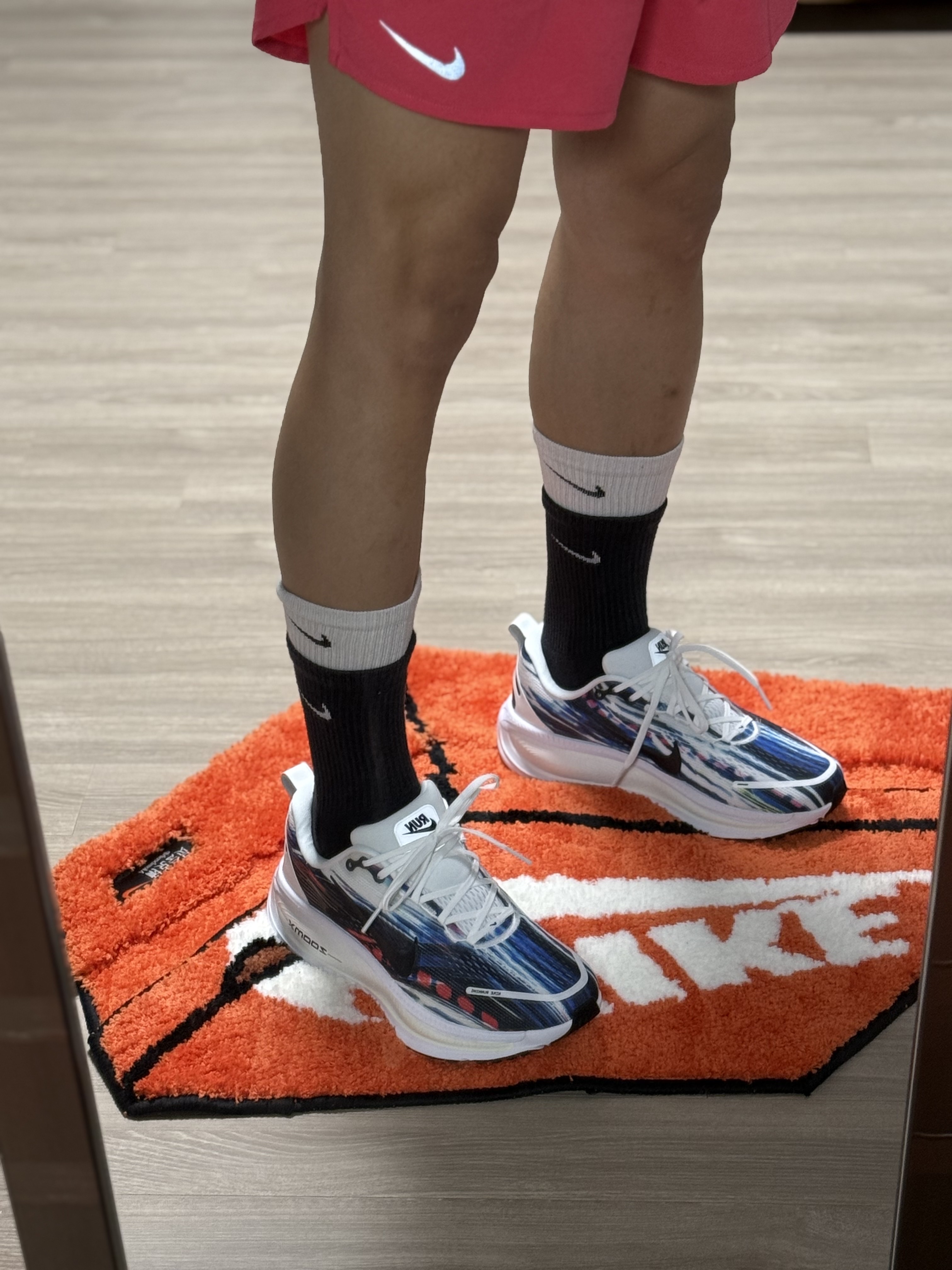 Nike Everyday Plus Cushioned Training Crew Socks Black White (Korean Ver.), Nike Vomero 18 SE Multicolor White 착용 스타일
