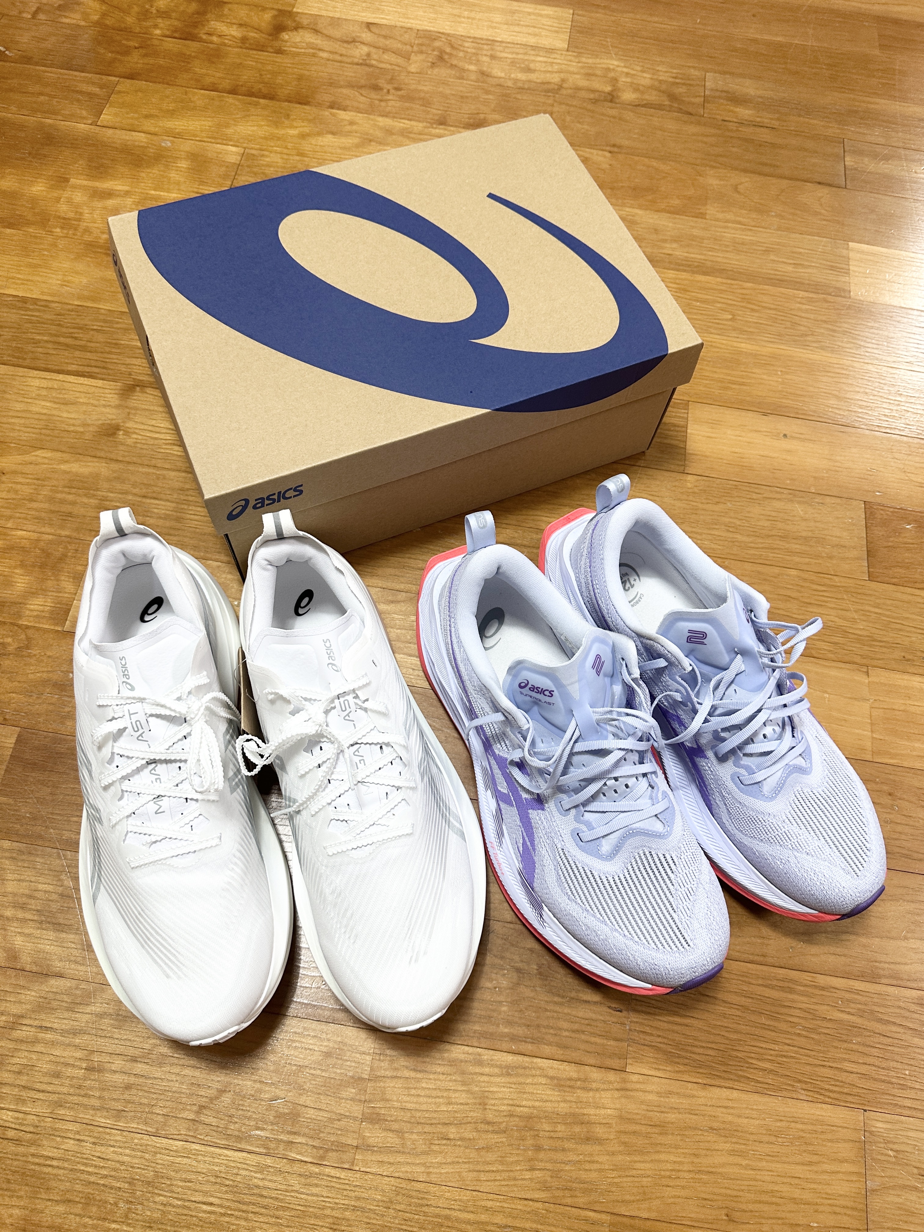 Asics Megablast White Piedmont Grey, Asics Superblast 2 Blue Fade Edo Purple 착용 스타일 - 1