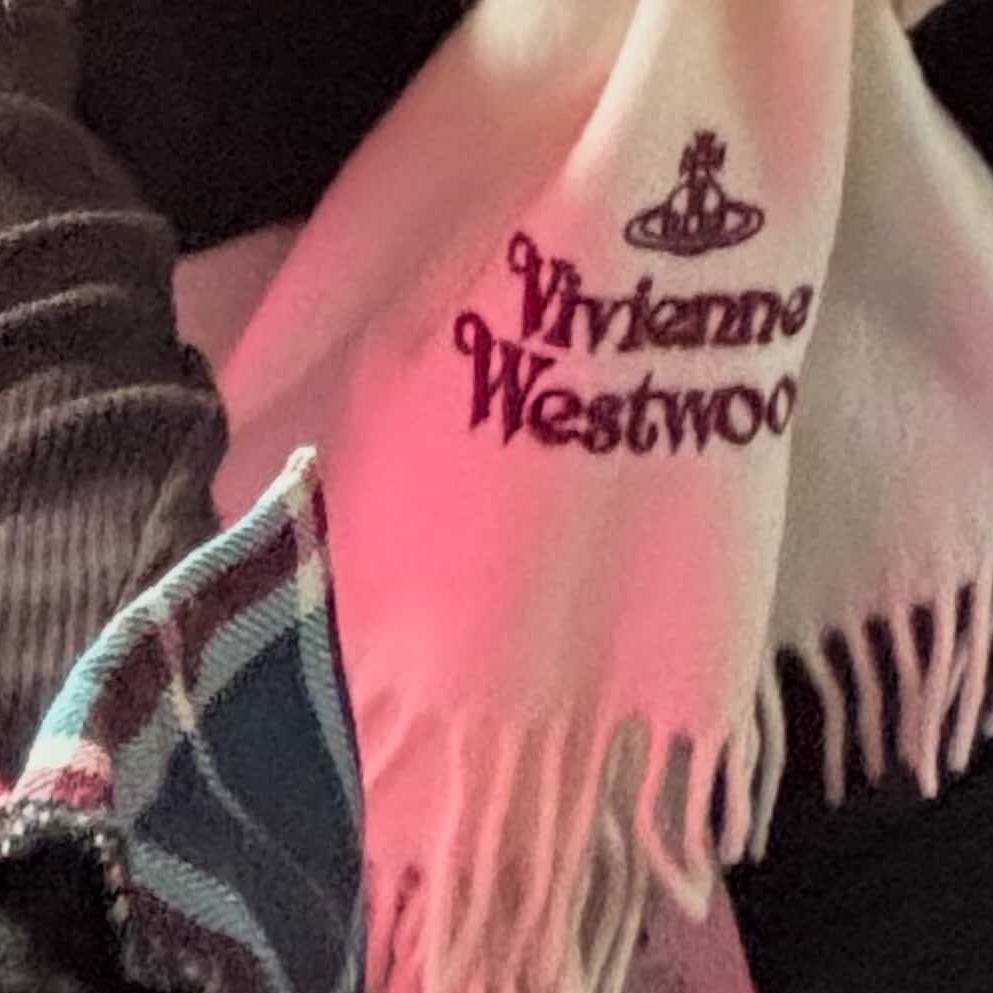 Vivienne Westwood Embroidered Logo Muffler White Wine 착용 스타일