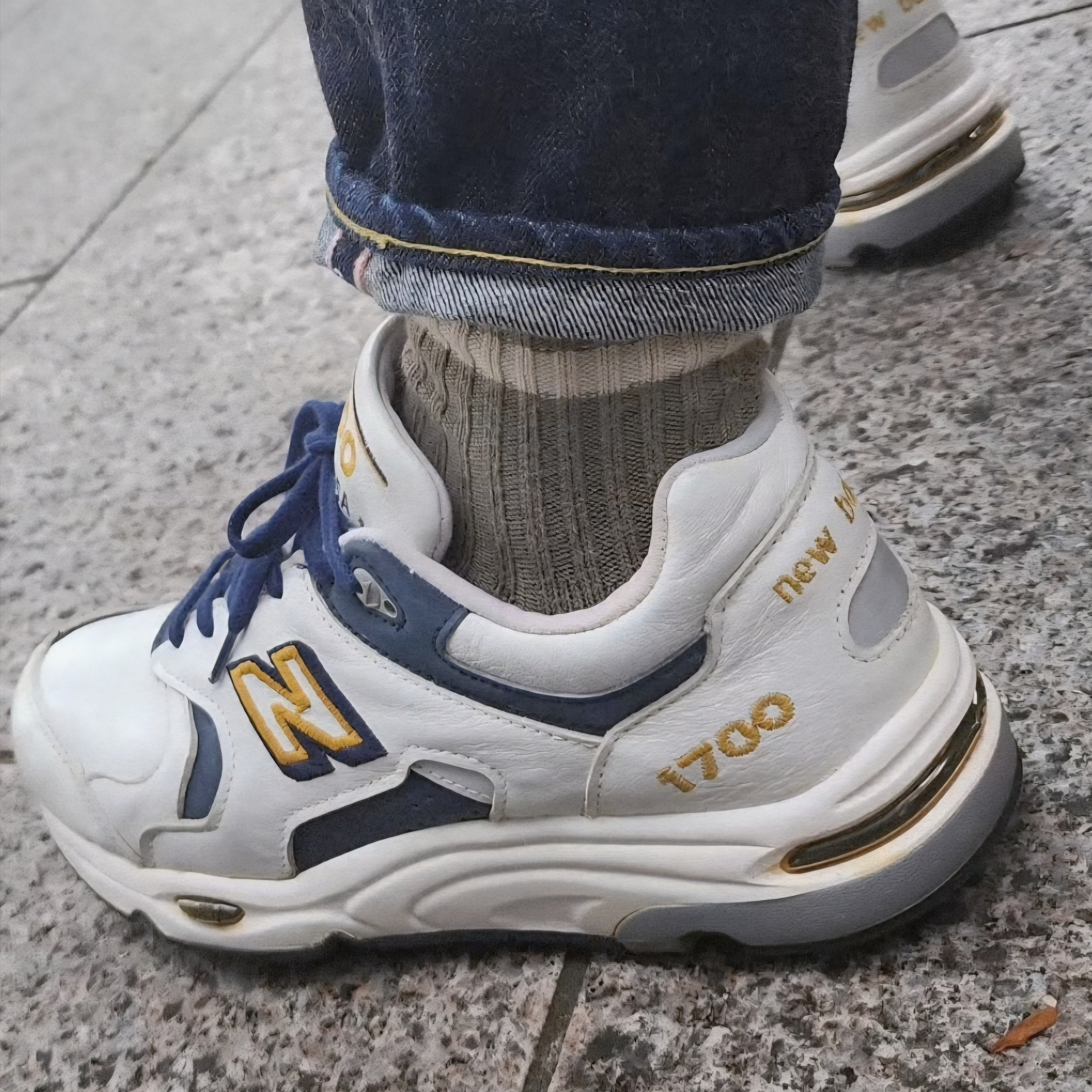 New Balance 1700 Made in USA White Navy 착용 스타일
