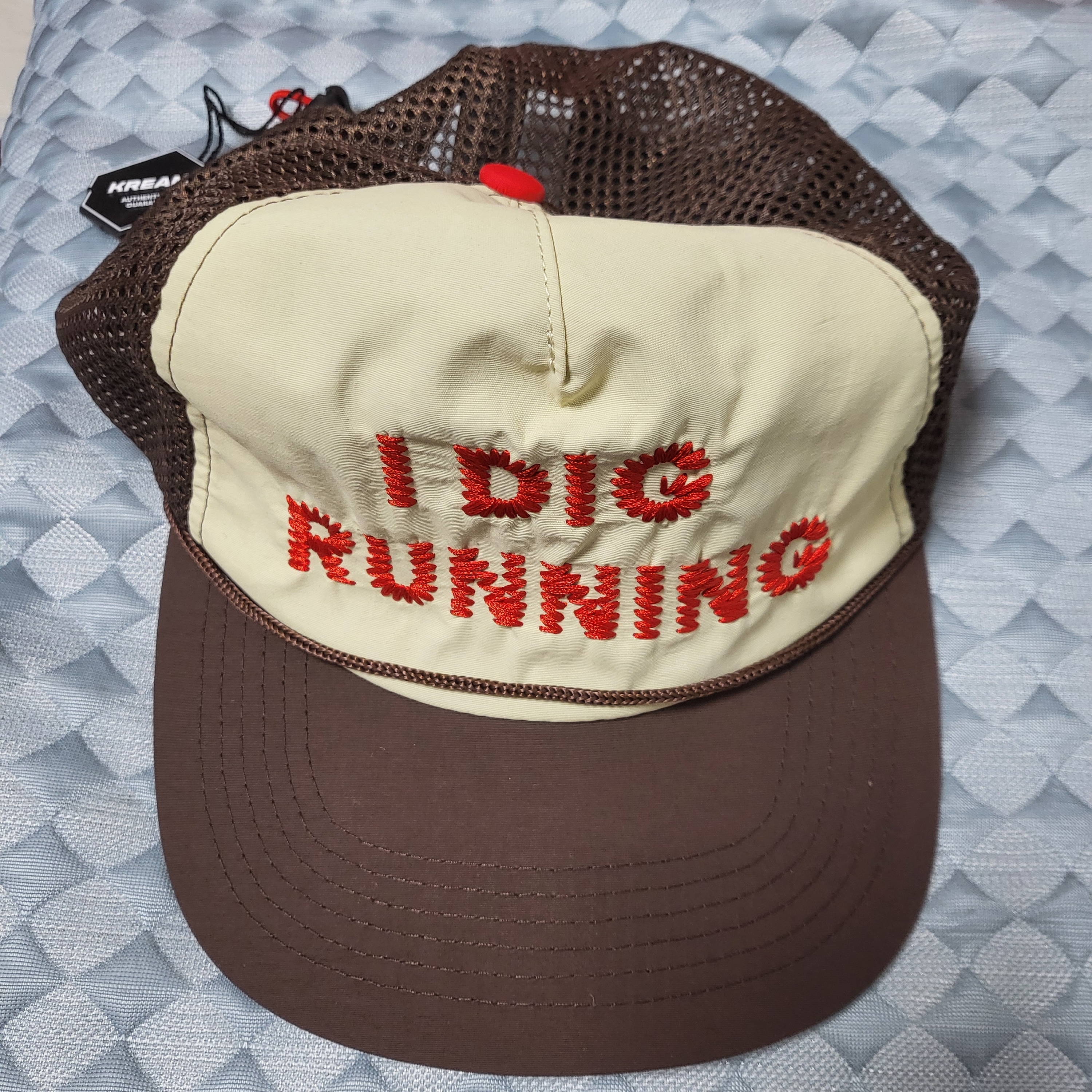 Alex Zono I Dig Running Trucker Hat OG Brown 착용 스타일 - 4