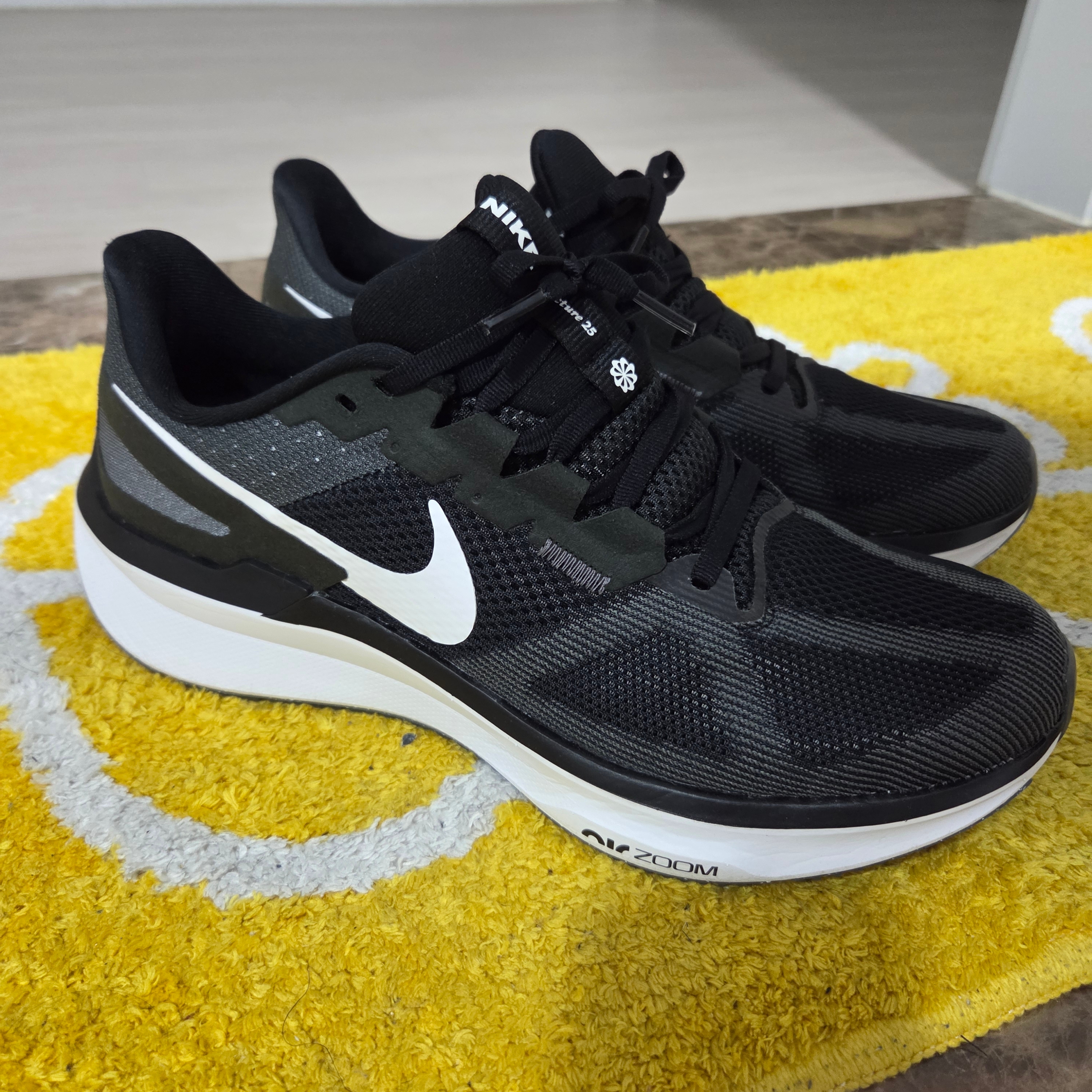 Nike Structure 25 Black Iron Grey 착용 스타일 - 1