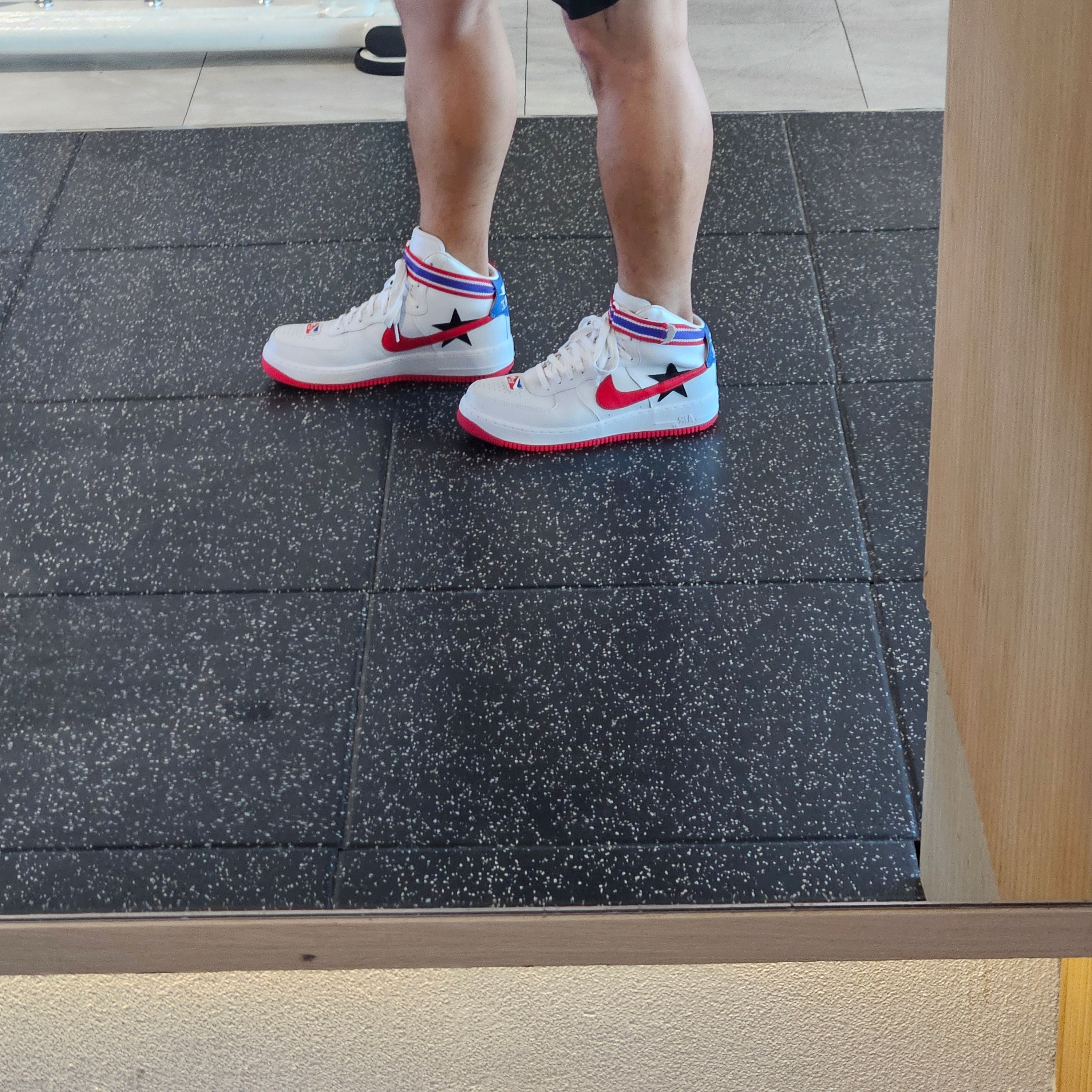 Nike x Riccardo Tisci Air Force 1 High White University Red 착용 스타일 - 1