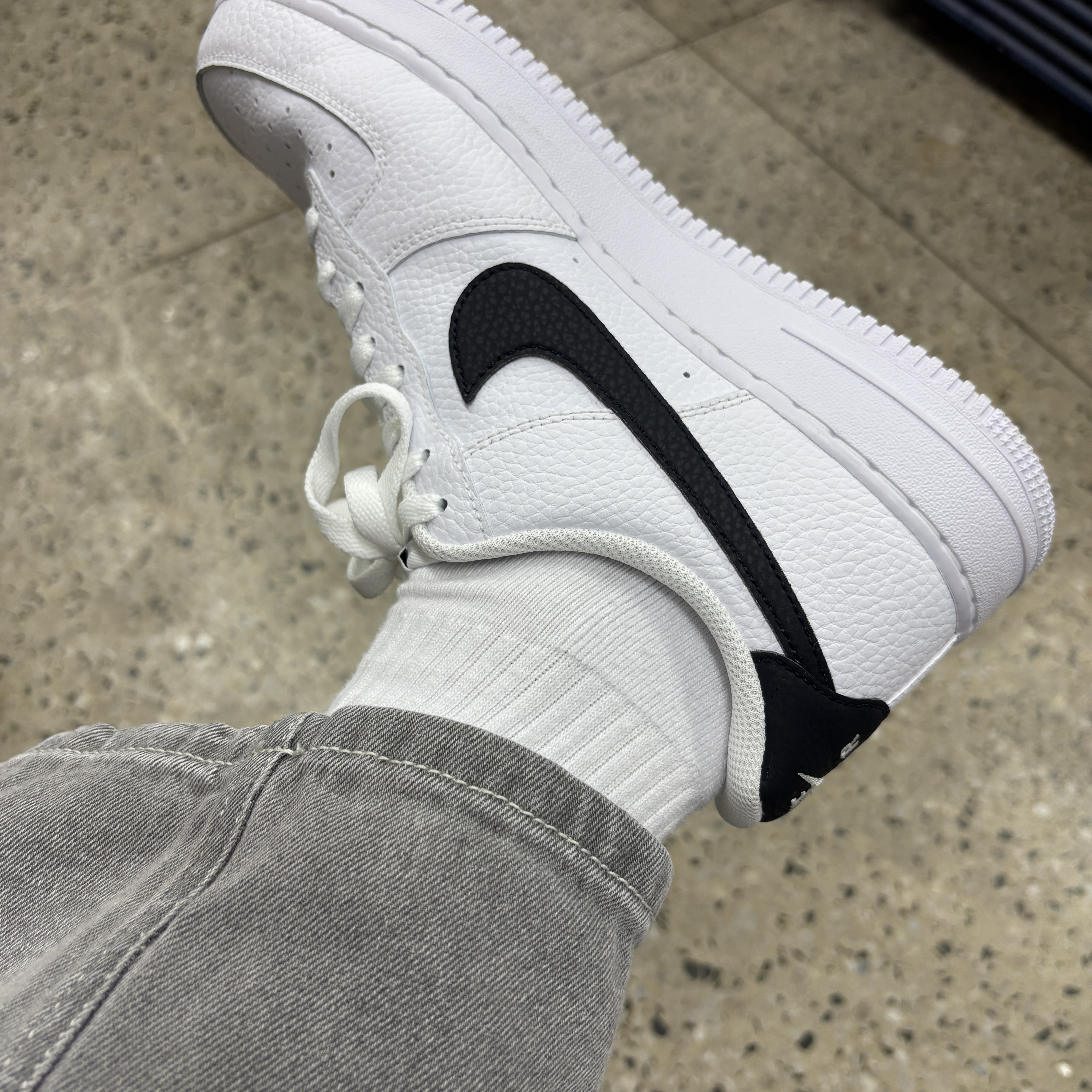 Nike Air Force 1 '07 White Black 착용 스타일