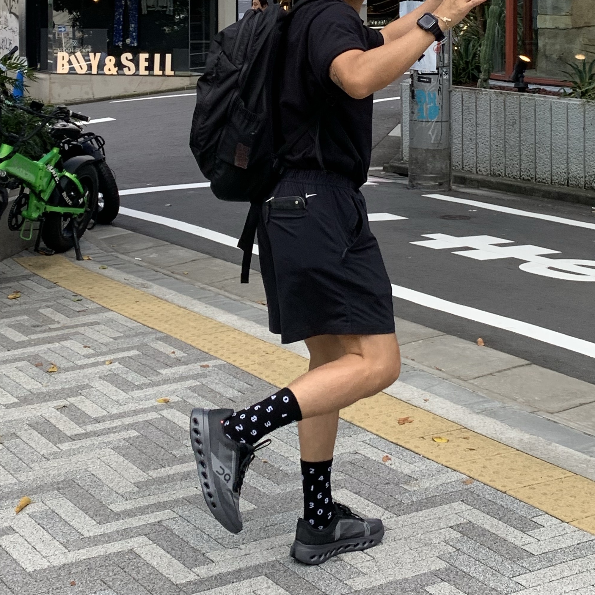 On Running Cloudsurfer Next Wide Black Eclipse 착용 스타일 - 3