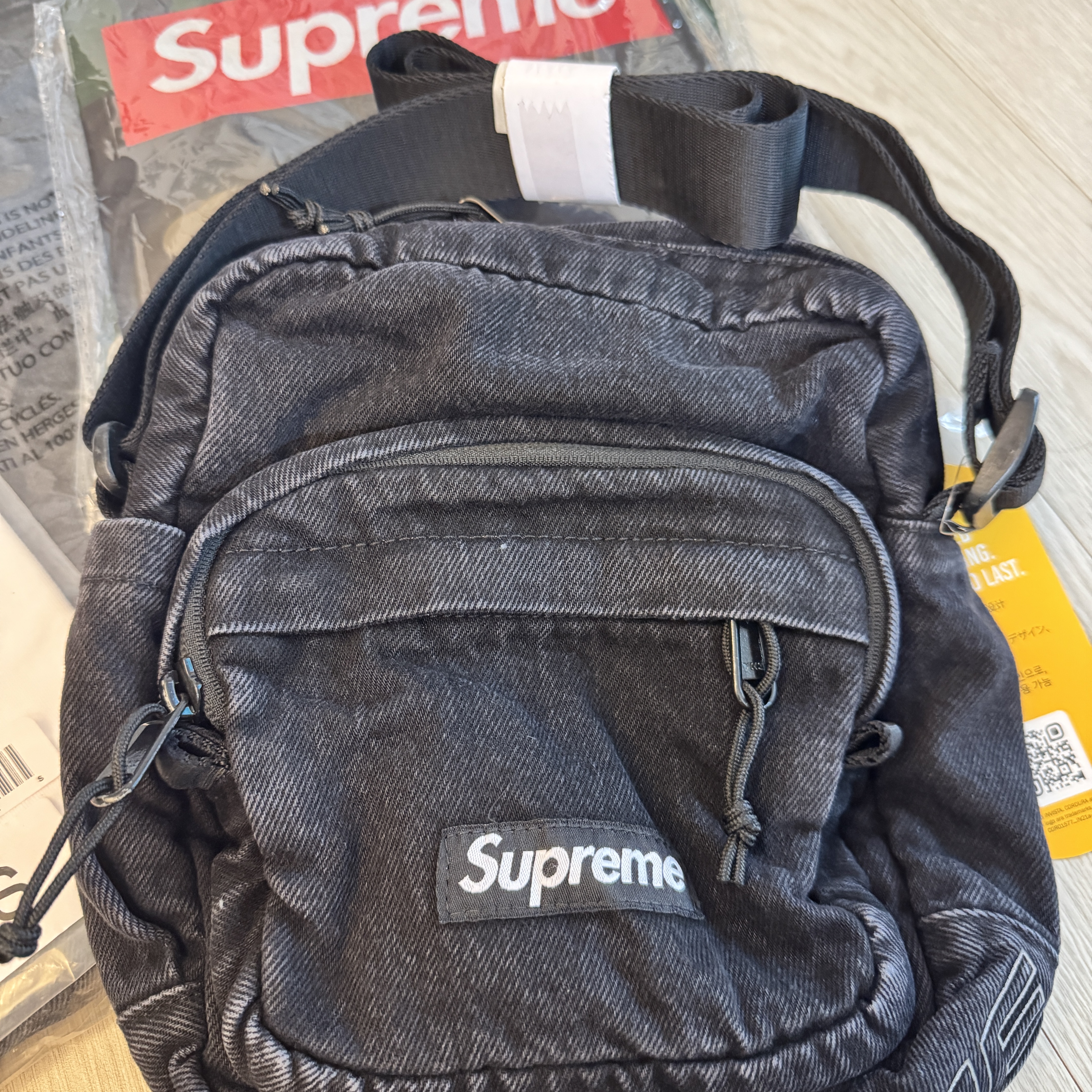 Supreme Denim Shoulder Bag Black - 25FW 착용 스타일