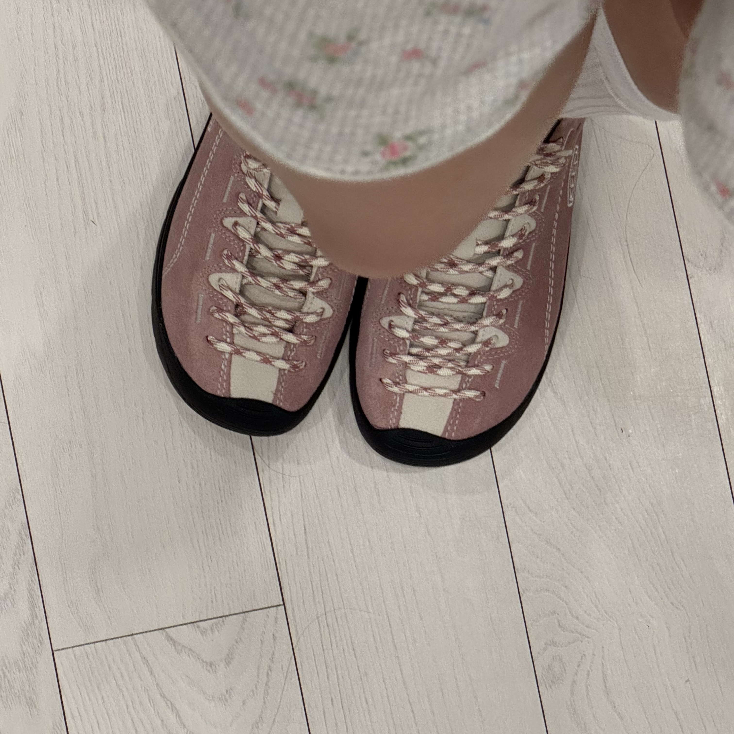 (W) Keen Jasper Suede Sneakers Nostalgia Rose Birch 착용 스타일 - 1