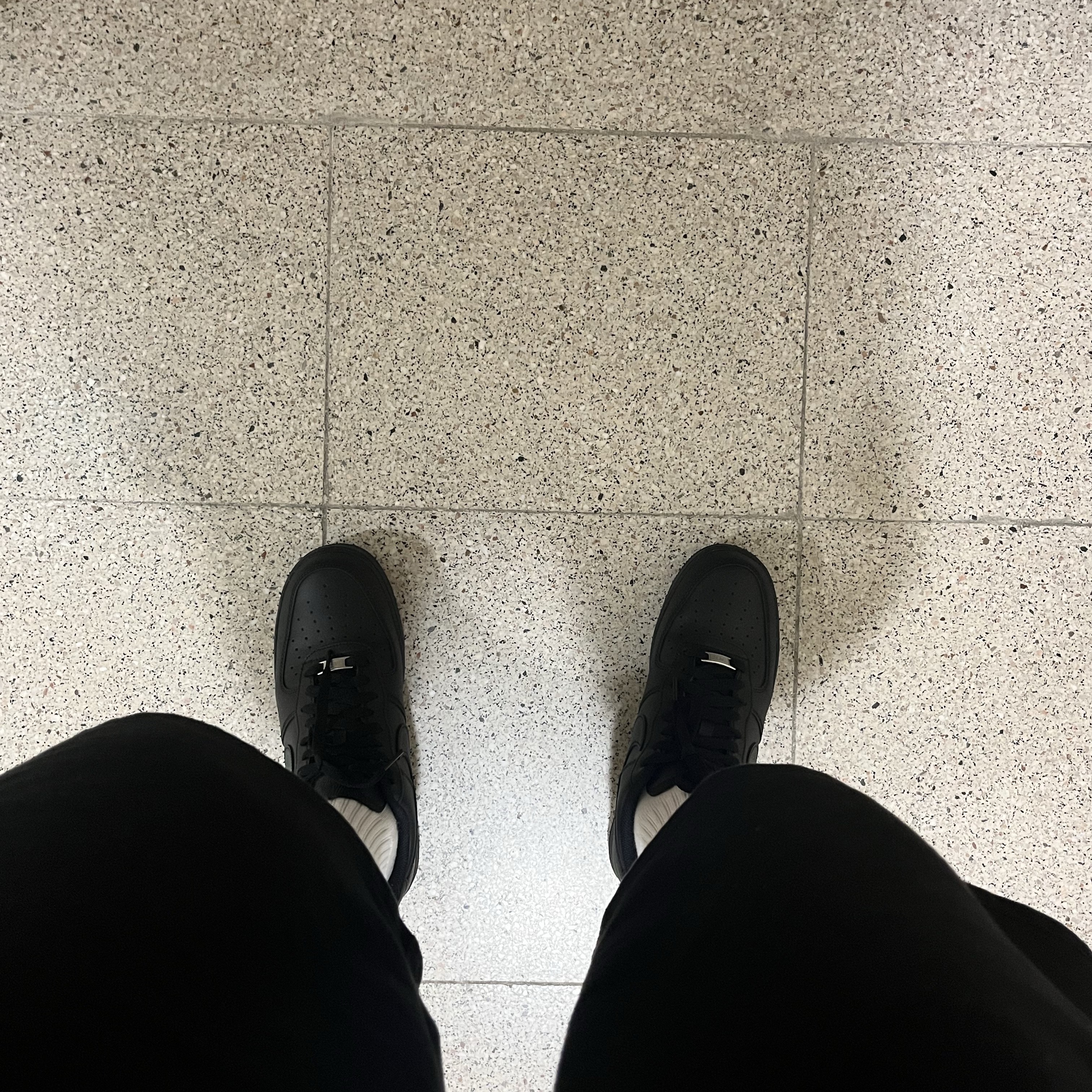 Nike Air Force 1 '07 Low Triple Black 착용 스타일 - 1
