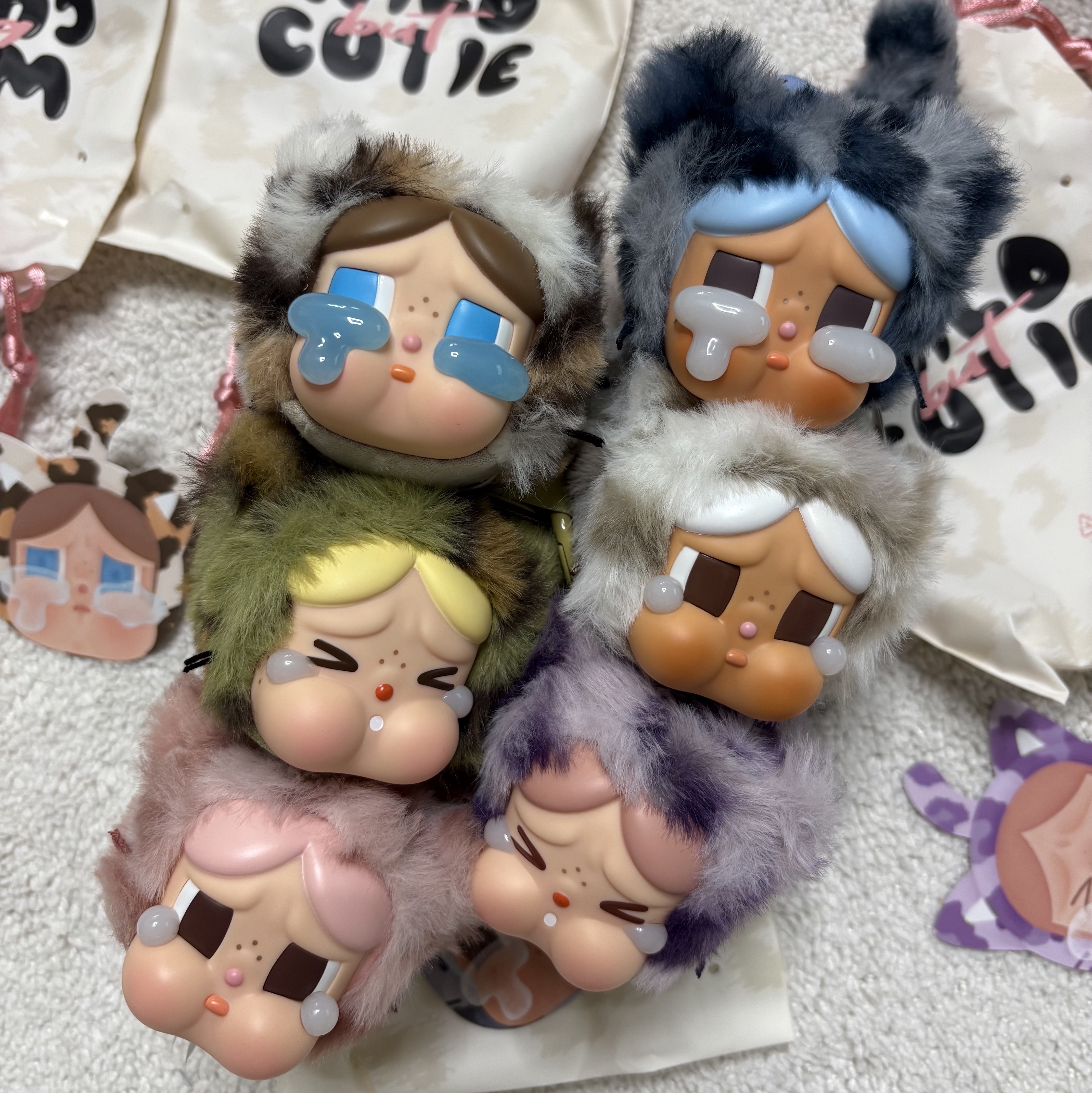 Pop Mart Crybaby Wild But Cutie Series Vinyl Plush Pendant (6 Blind Boxes) 착용 스타일