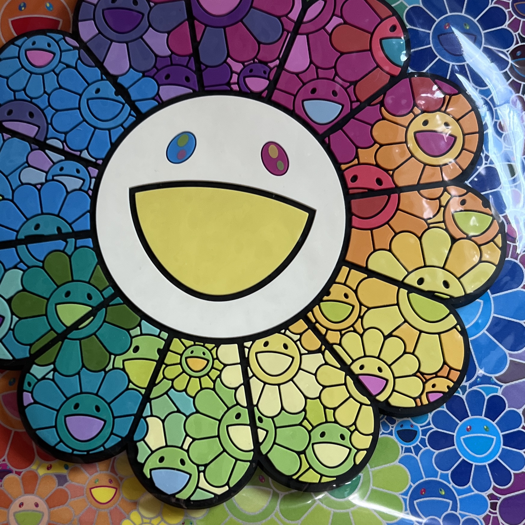 Kaikai Kiki Flower Rubber Keyring Over The Rainbow 착용 스타일