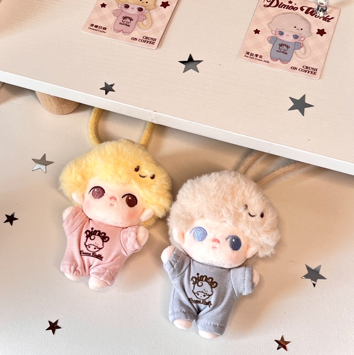 Pop Mart Dimoo Crush On Coffee Series Soft Faced Plush Keychain Caramel Coffee (Opened Case), Pop Mart Dimoo Crush On Coffee Series Soft Faced Plush Keychain Sea Salt Cream Milk (Opened Case) 착용 스타일