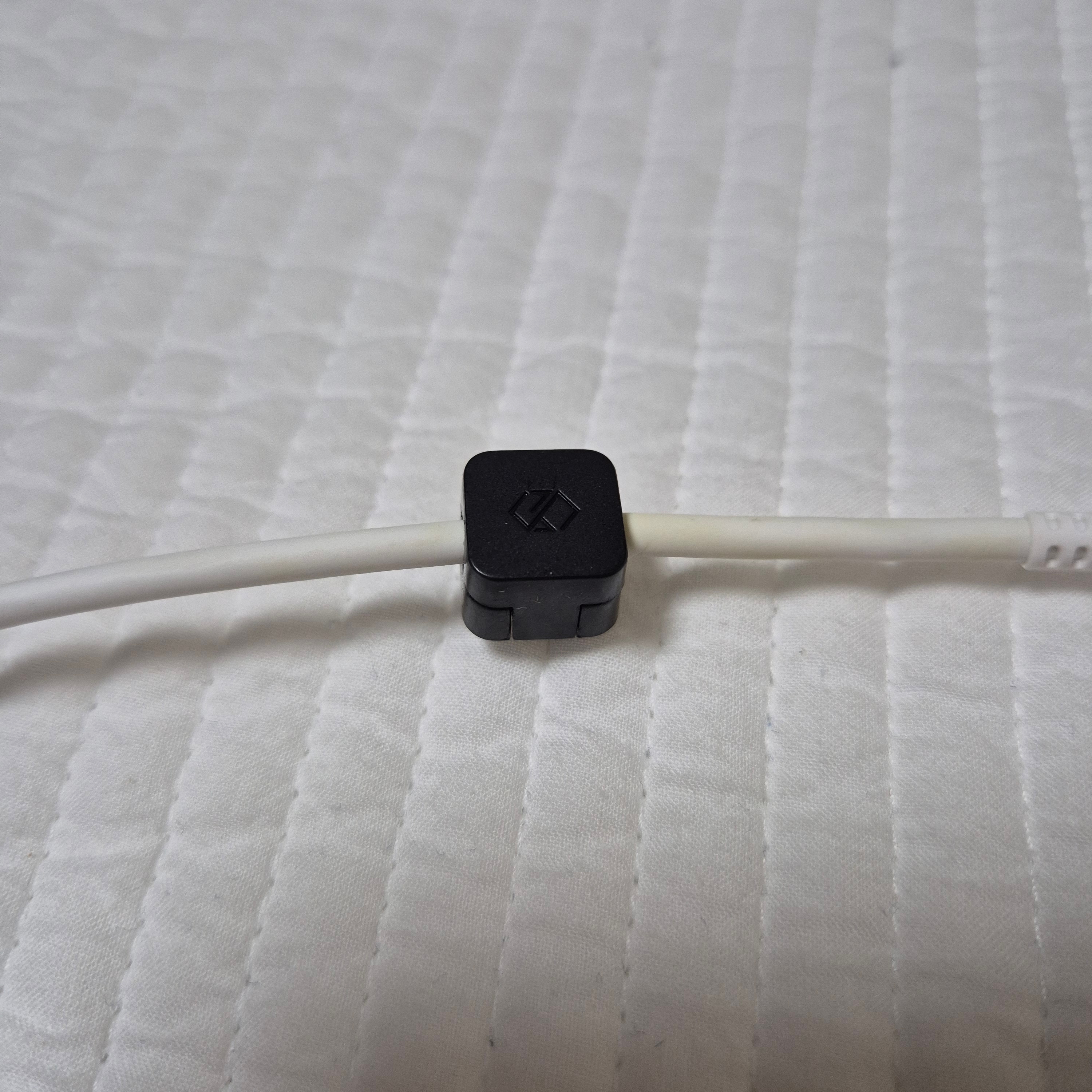SINJIMORU Magnetic Charging Cable Organizer Holder Black 착용 스타일