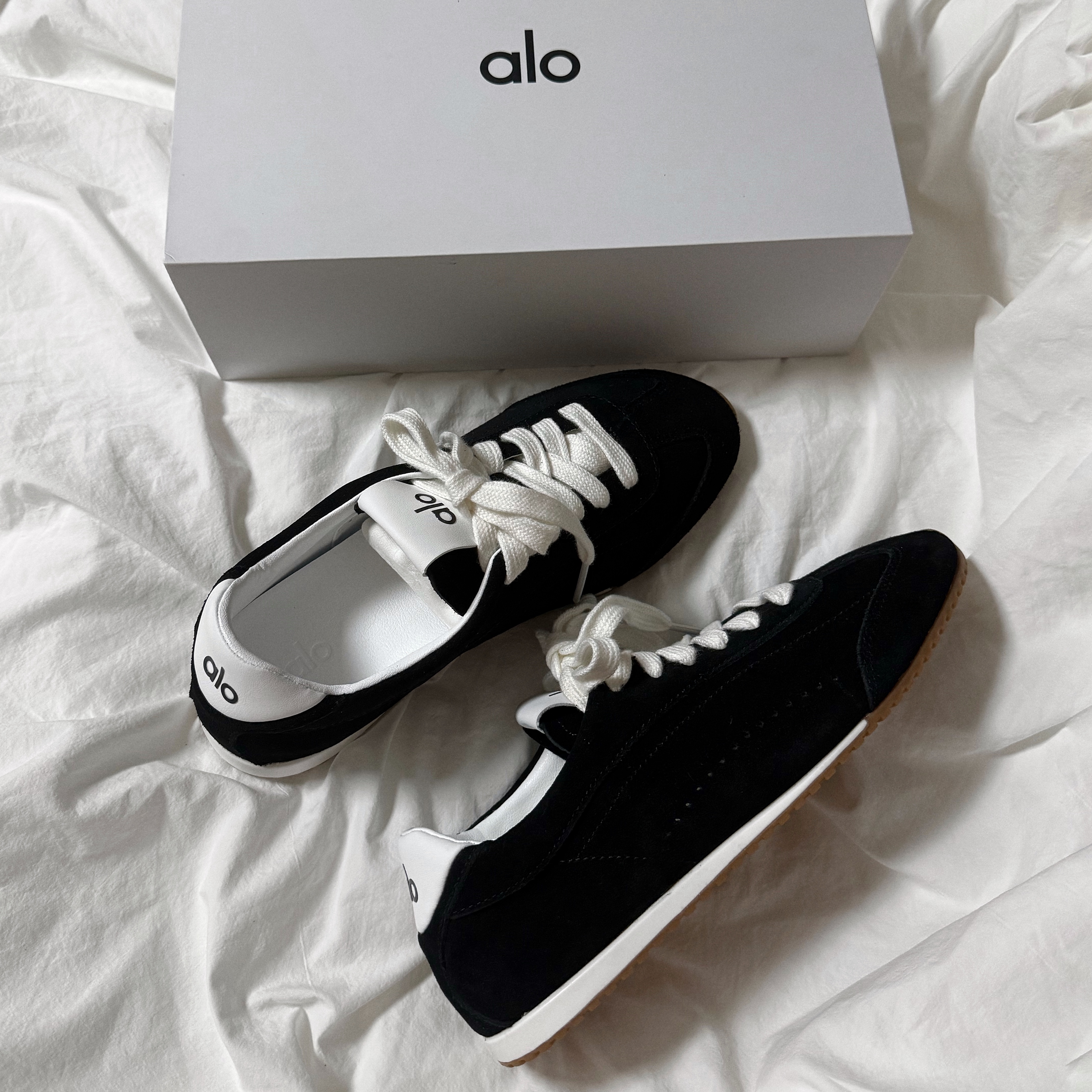(W) Alo Yoga Sunset Sneaker Black 착용 스타일