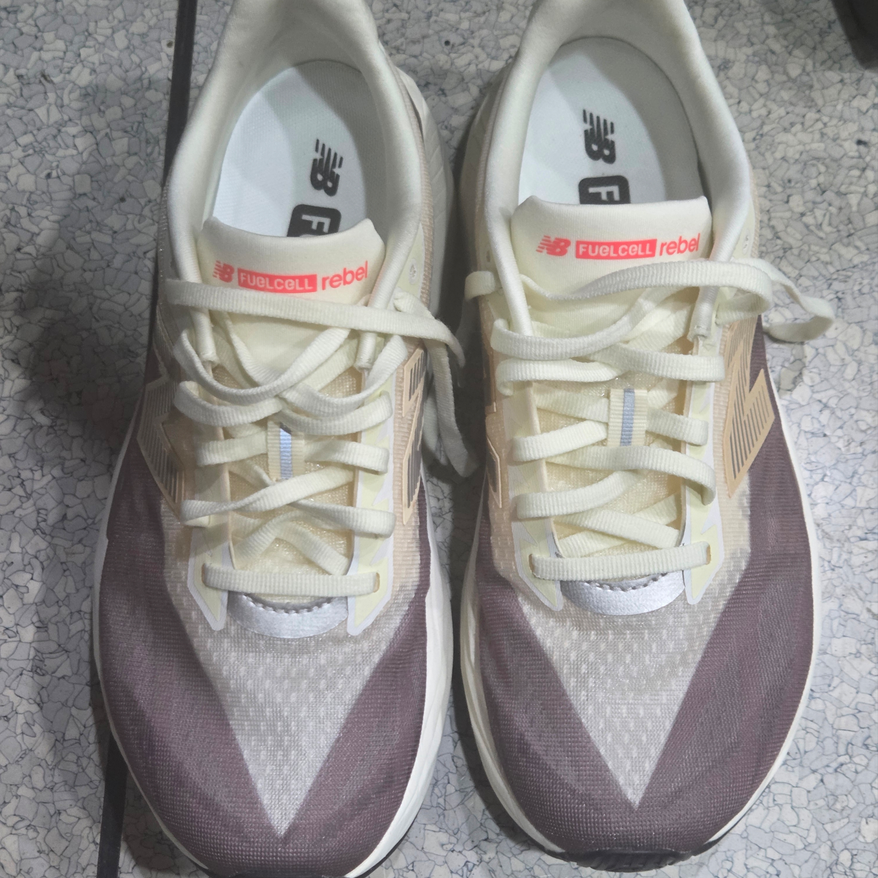 New Balance FuelCell Rebel v5 Angora Earth Shadow Sea Salt - 2E Wide 착용 스타일 - 1