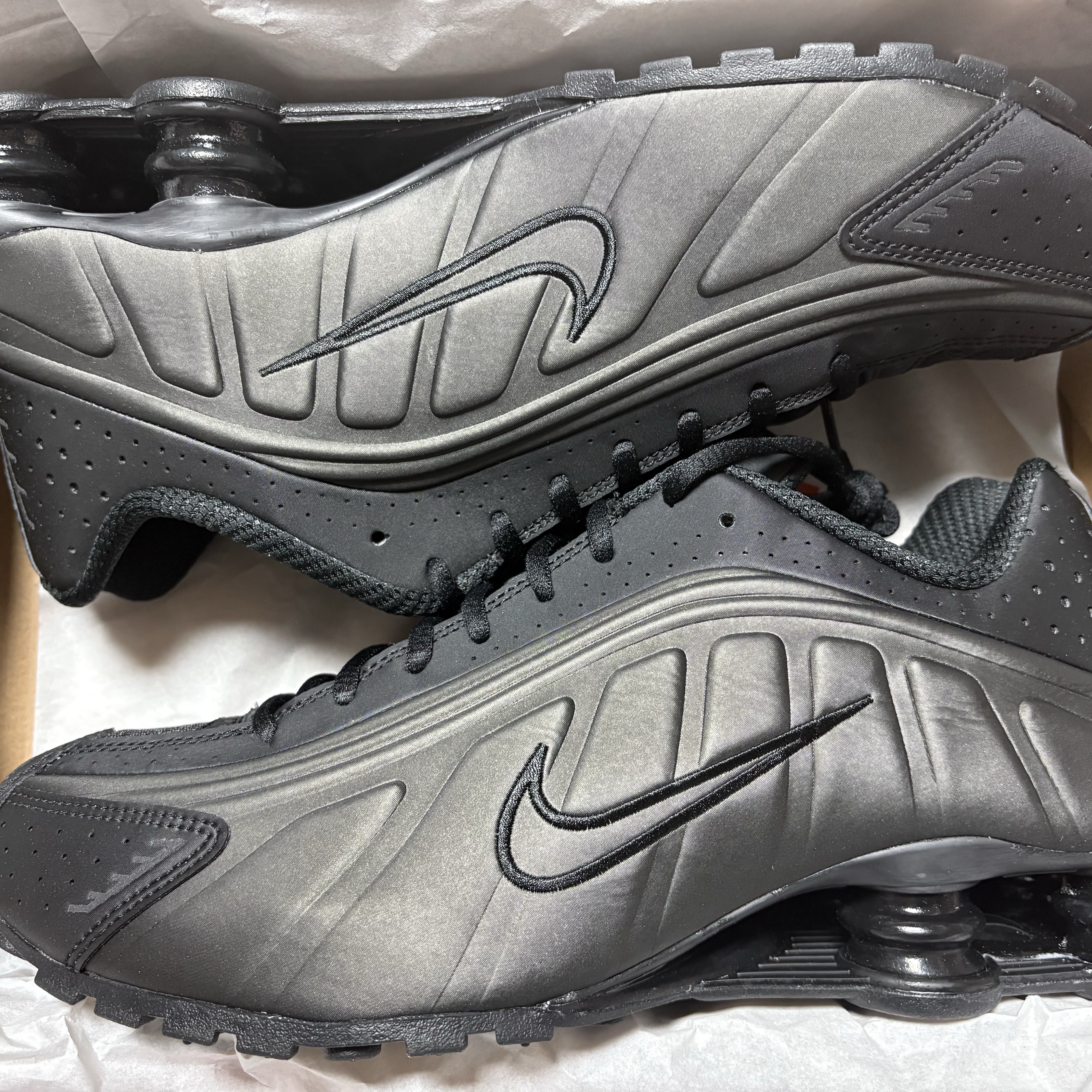 Nike Shox R4 Black Bright Crimson 착용 스타일 - 2